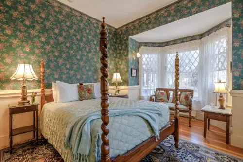 Bed in Mira Monte Inn & Suites