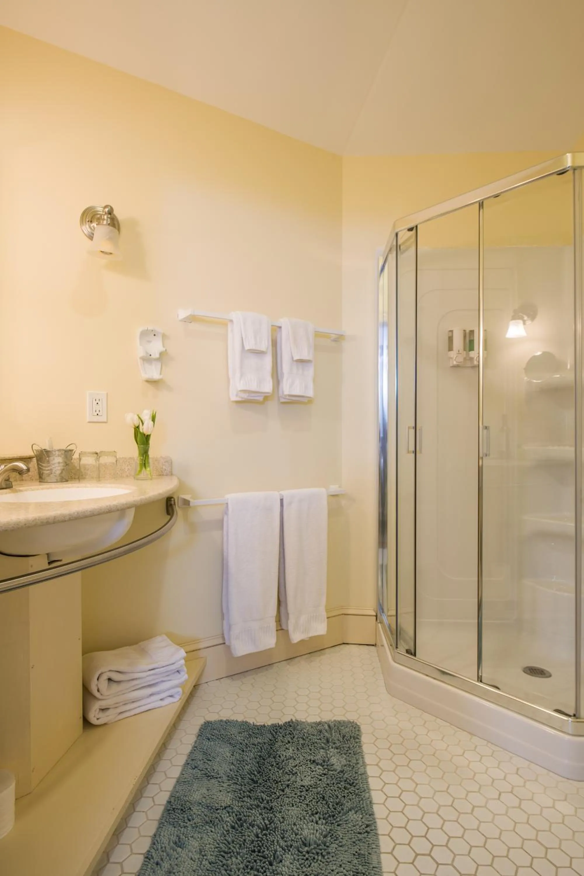 Bathroom in Mira Monte Inn & Suites