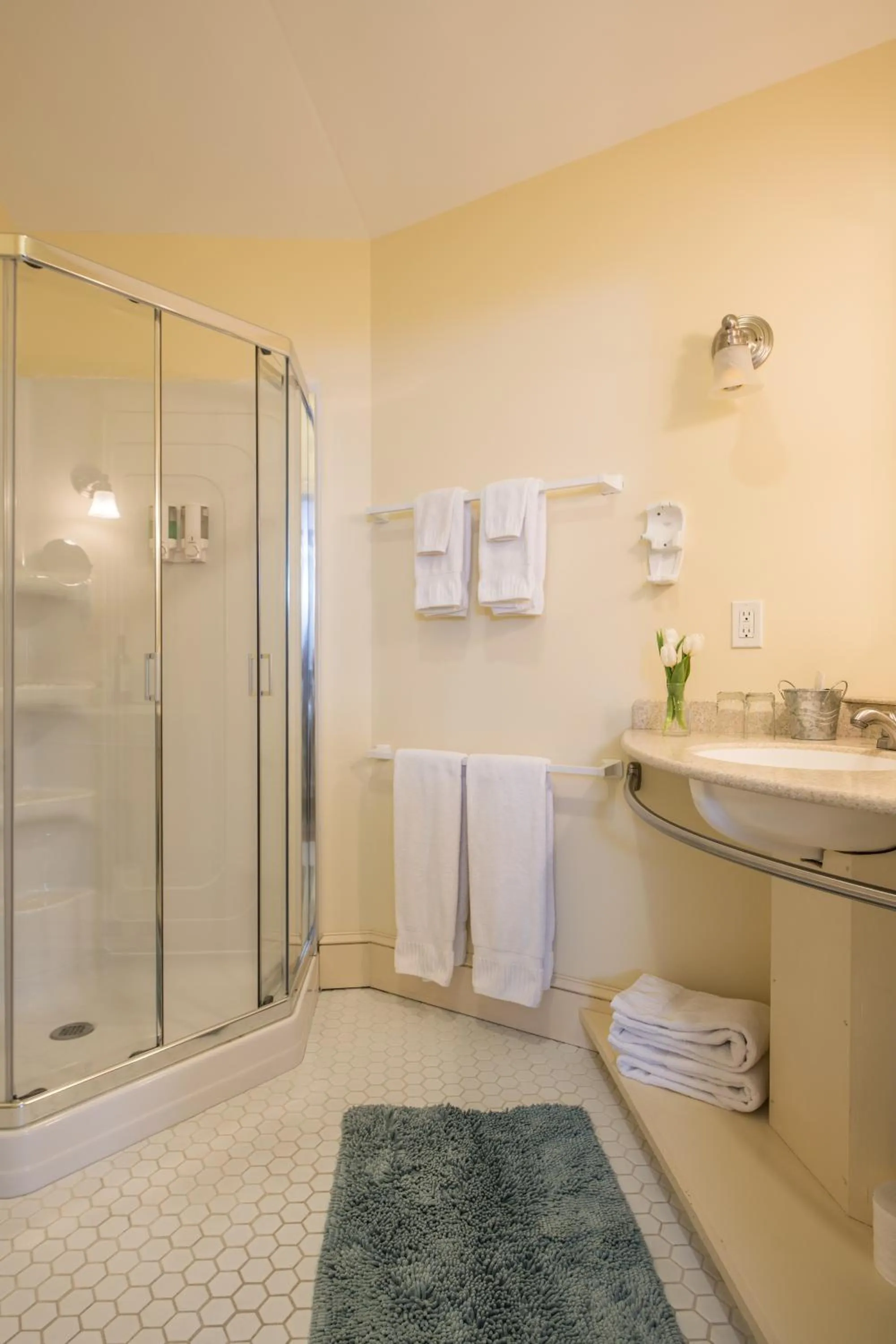 Bathroom in Mira Monte Inn & Suites