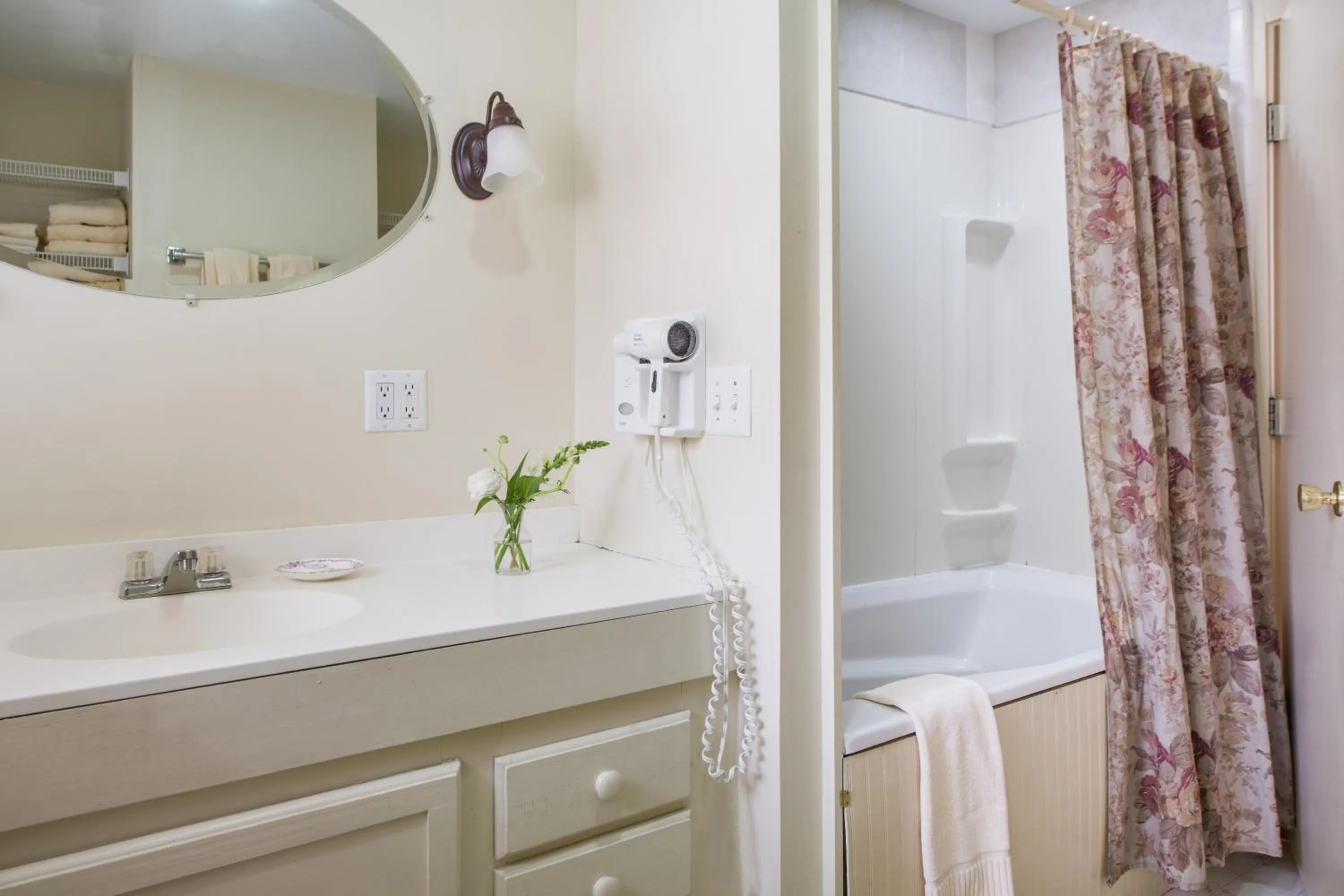 Bathroom in Mira Monte Inn & Suites