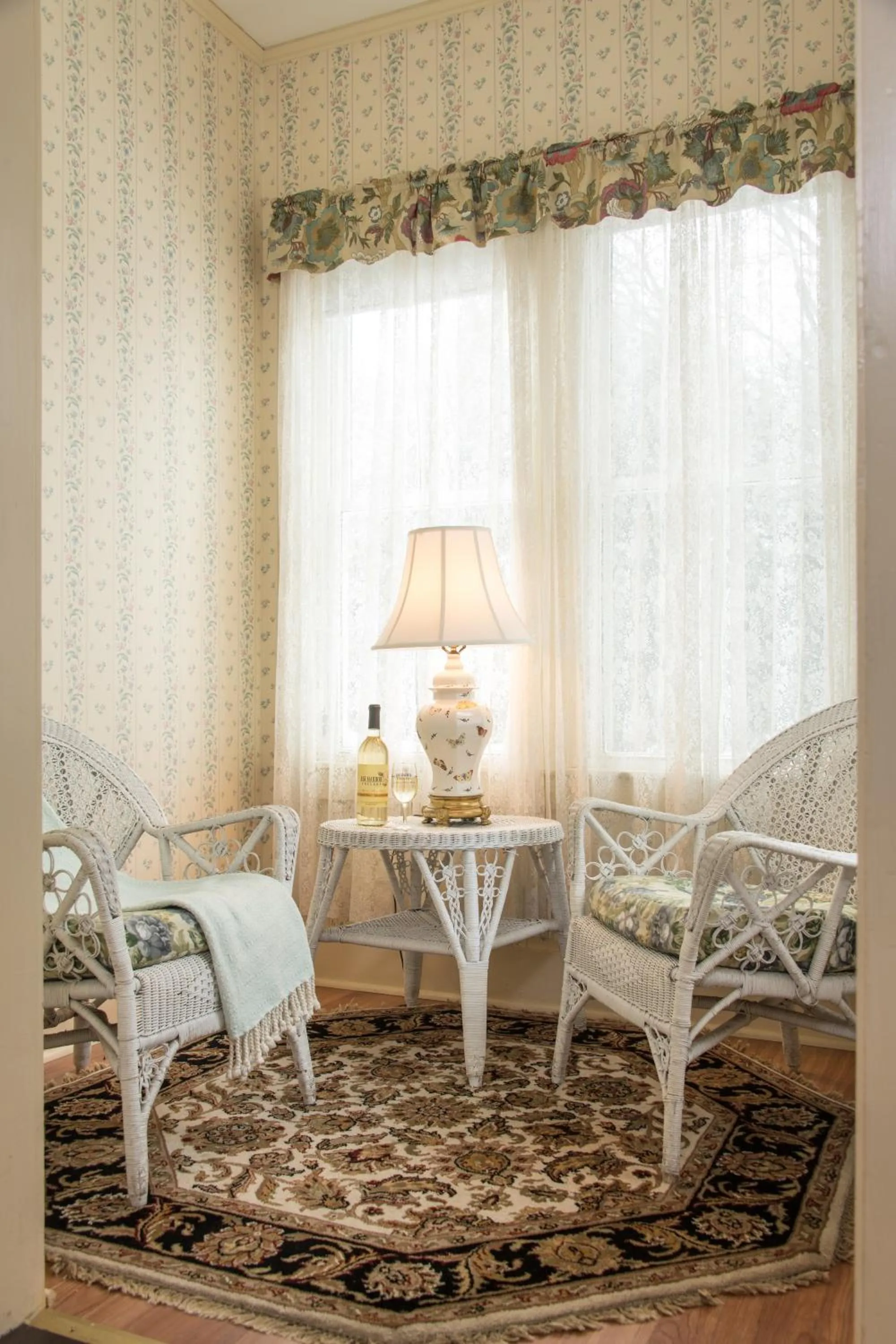 Seating area in Mira Monte Inn & Suites