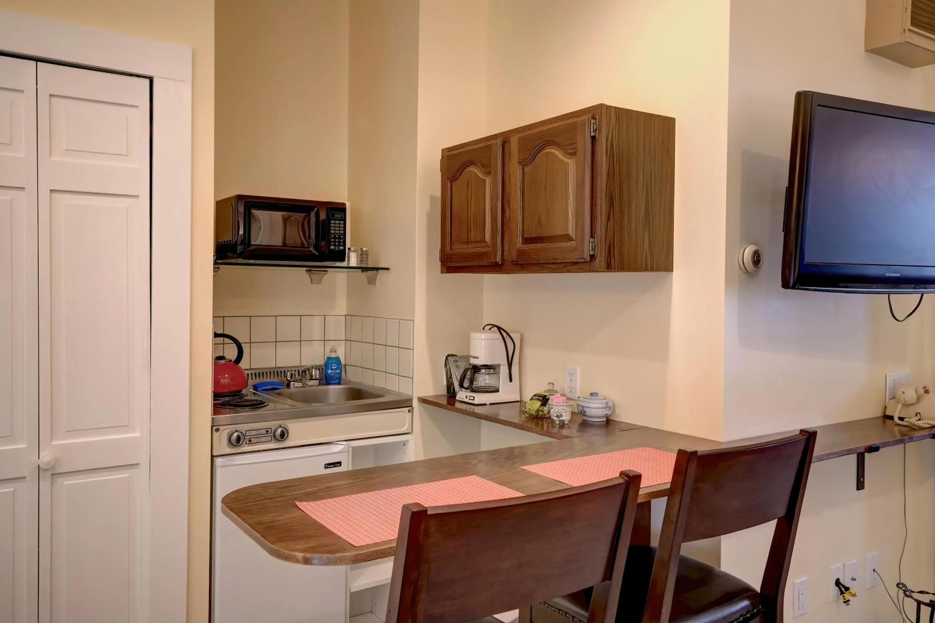 Kitchen or kitchenette in Mira Monte Inn & Suites