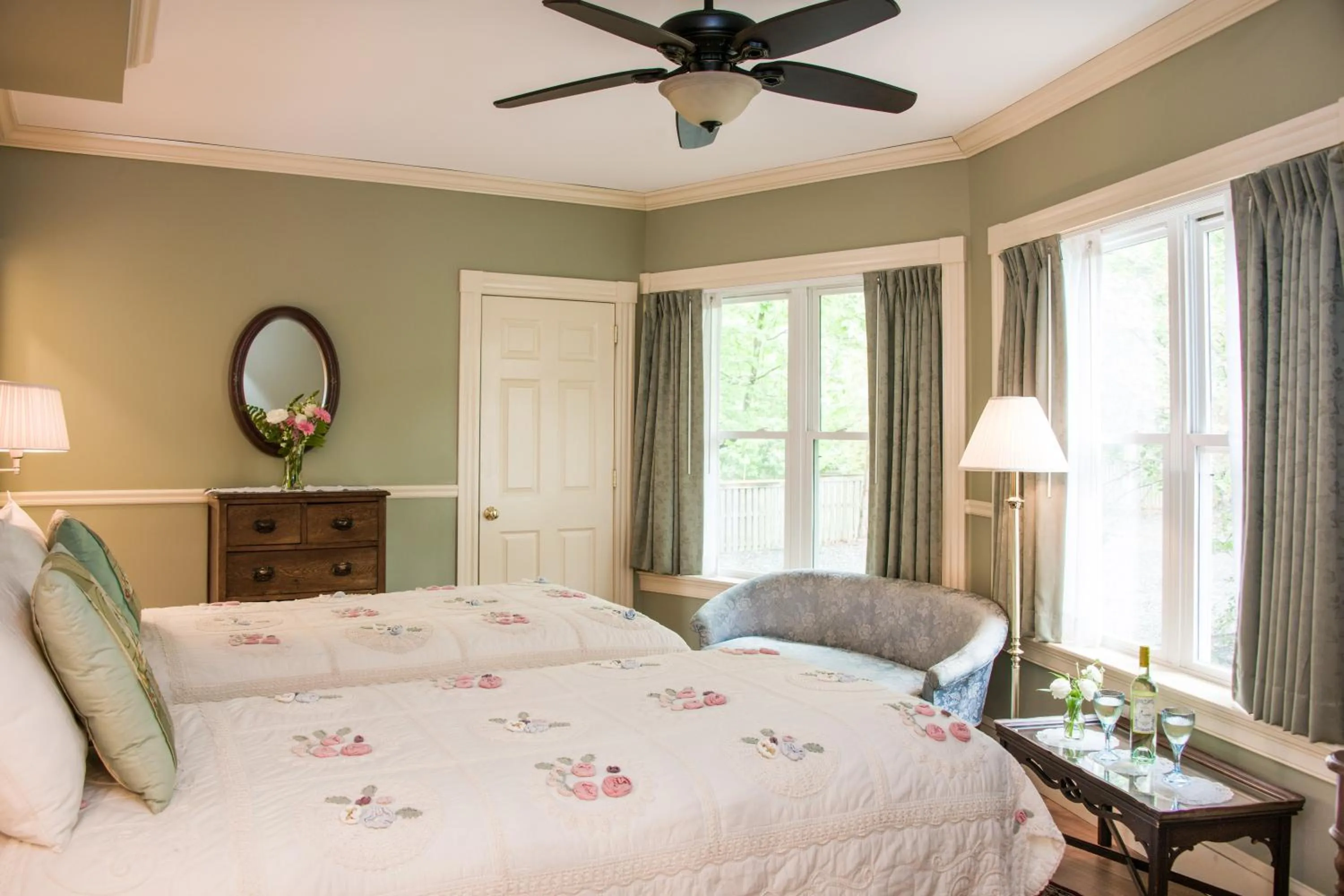 Bed in Mira Monte Inn & Suites