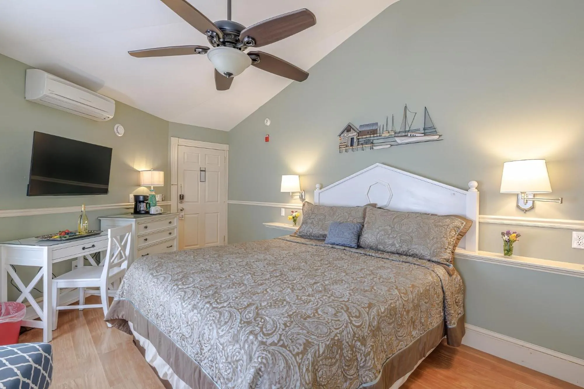 Bed in Mira Monte Inn & Suites