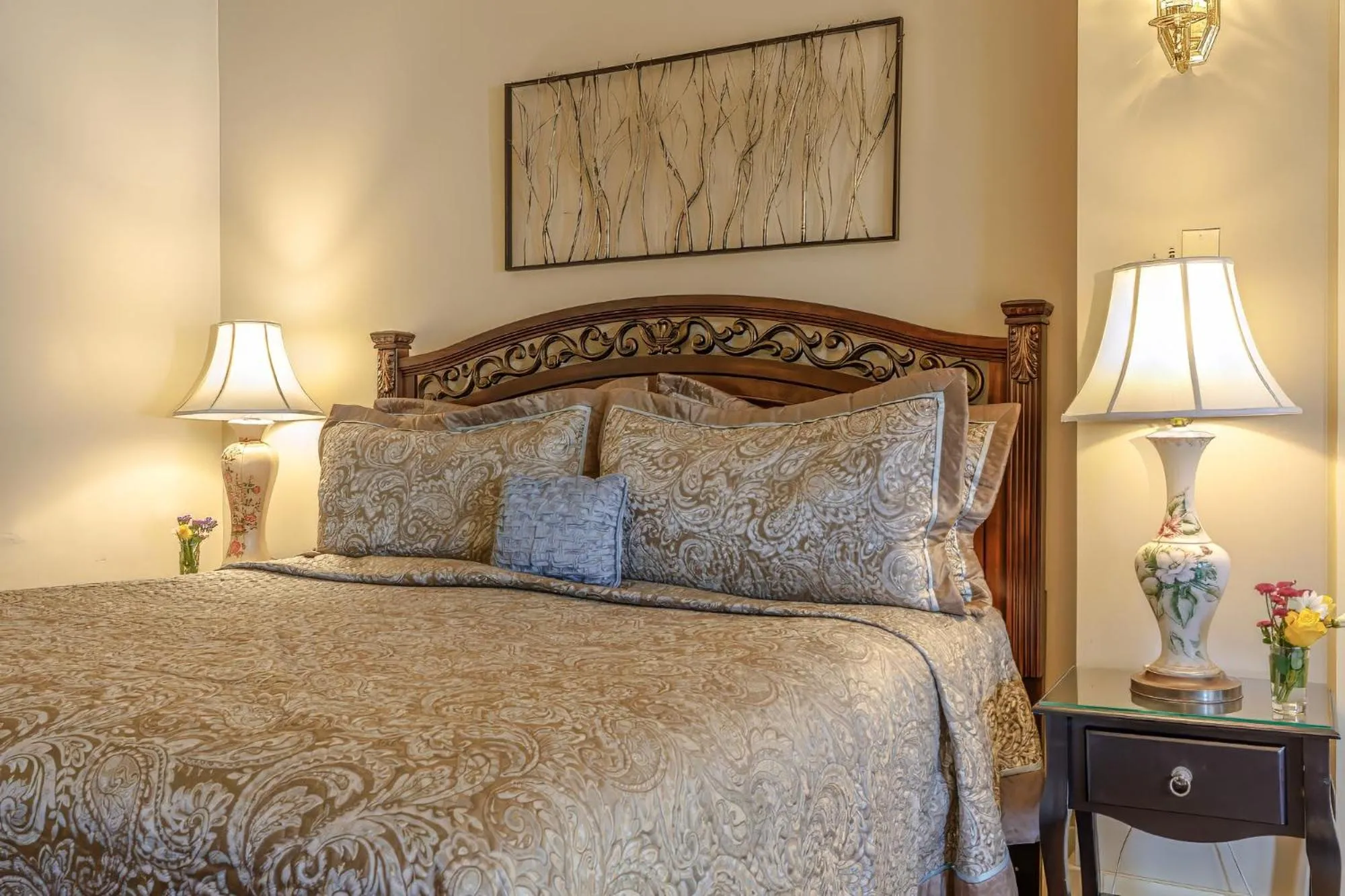 Bed in Mira Monte Inn & Suites