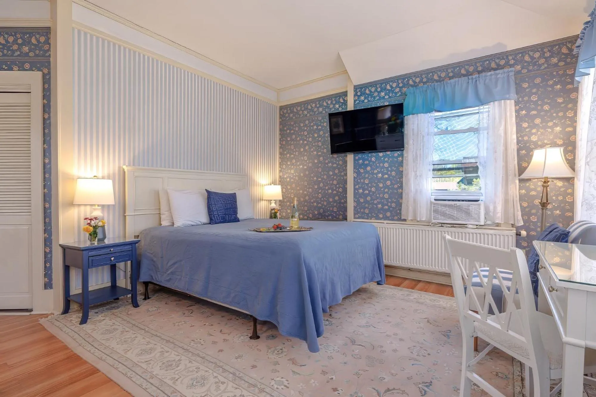 Bed in Mira Monte Inn & Suites
