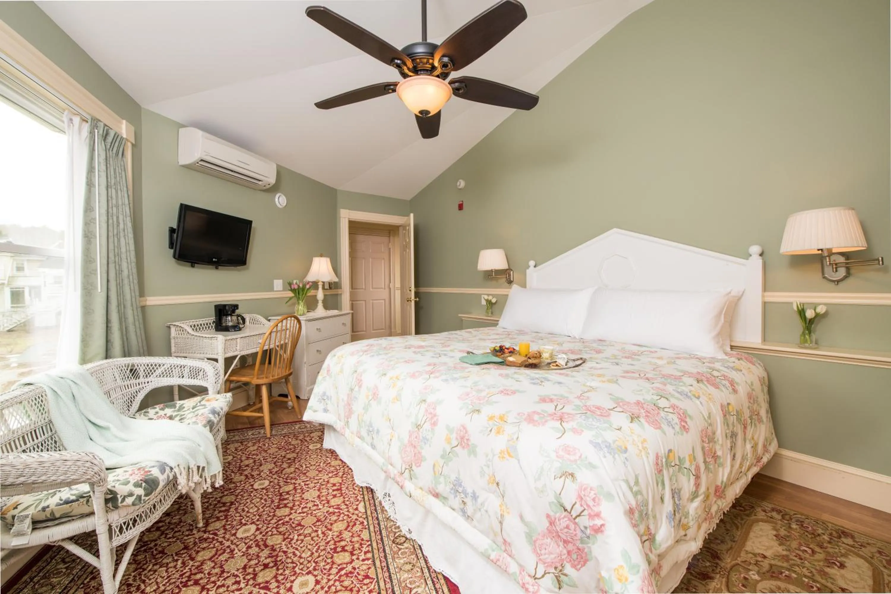 Bedroom, Bed in Mira Monte Inn & Suites