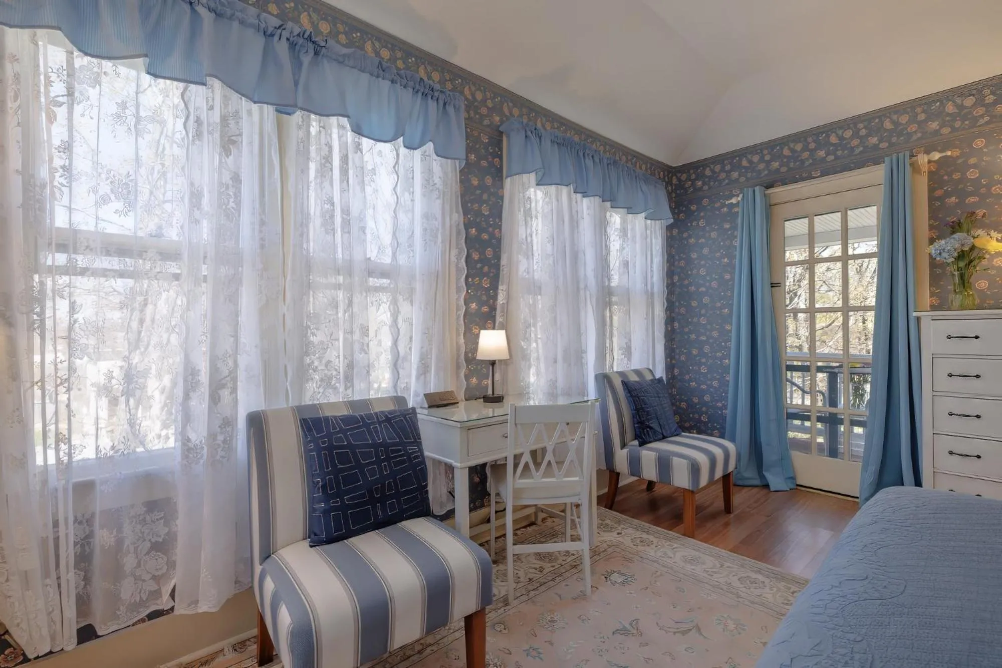 Mira Monte Inn & Suites