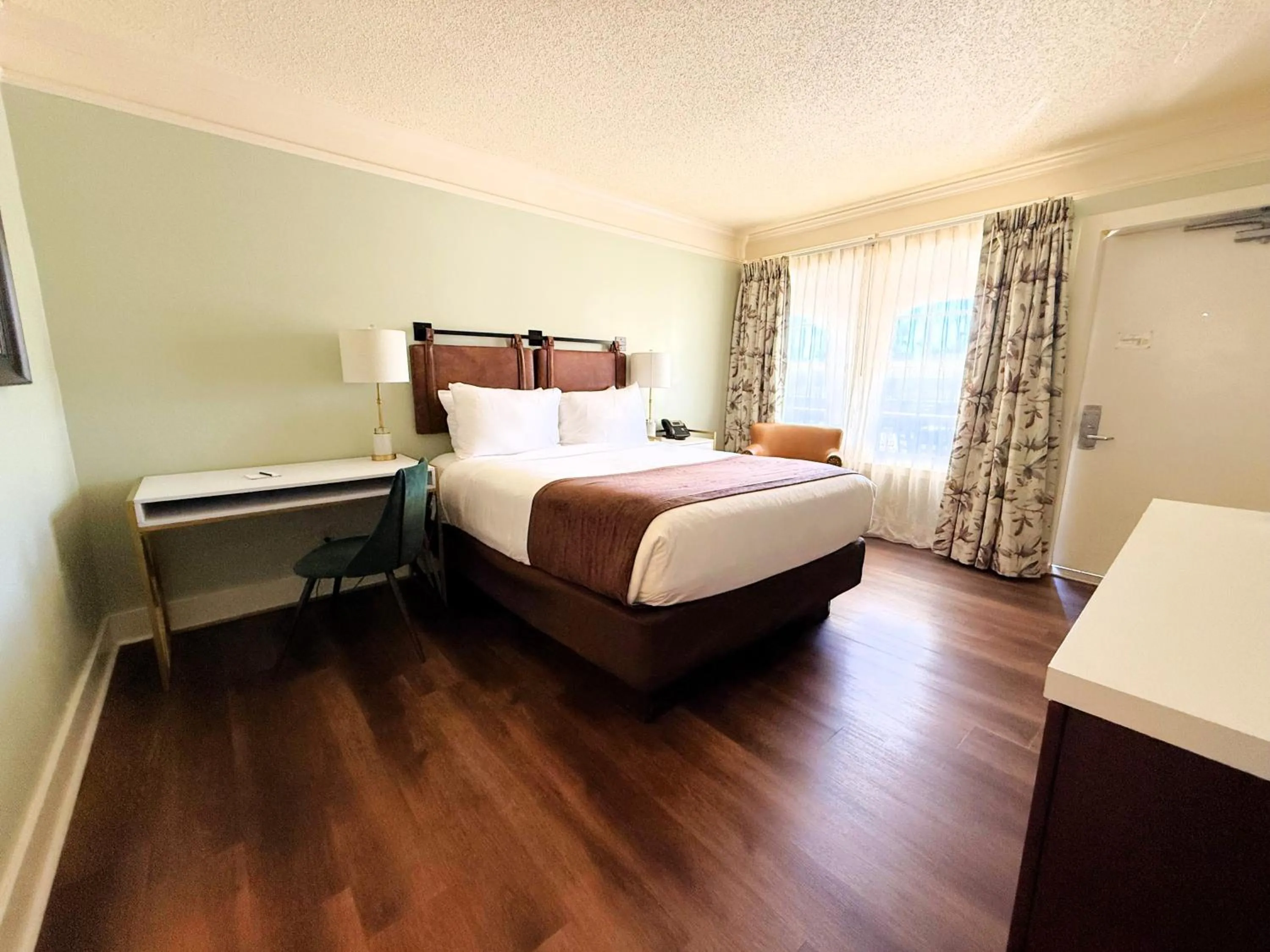 Queen Room with Sea View in Bayfront Inn