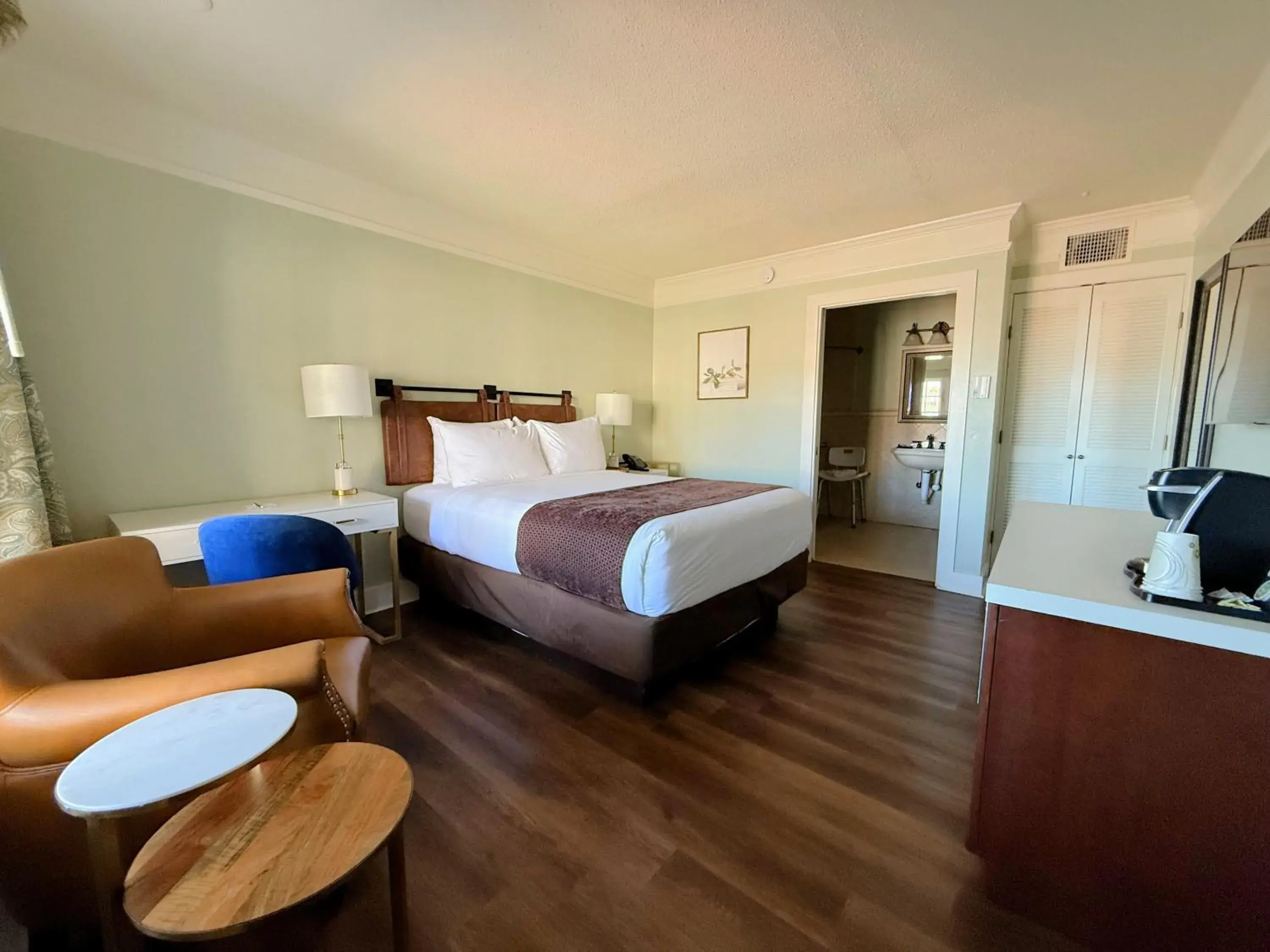 Queen Room - Disability Access in Bayfront Inn Queen Room - Disability Access in Bayfront Inn