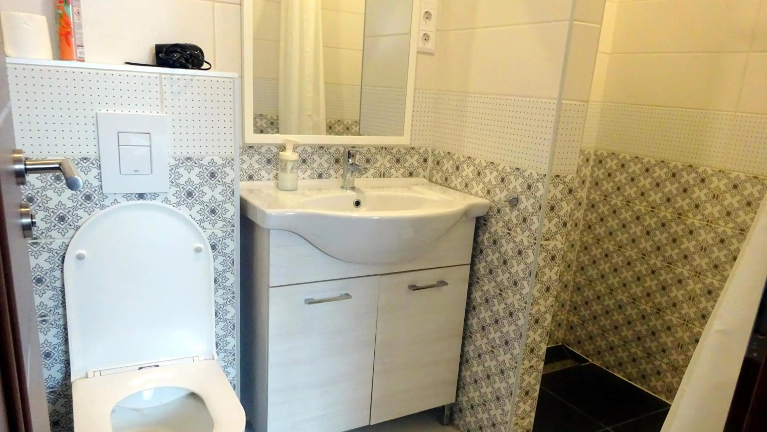 Shower in Corvin Point Rooms and Apartments