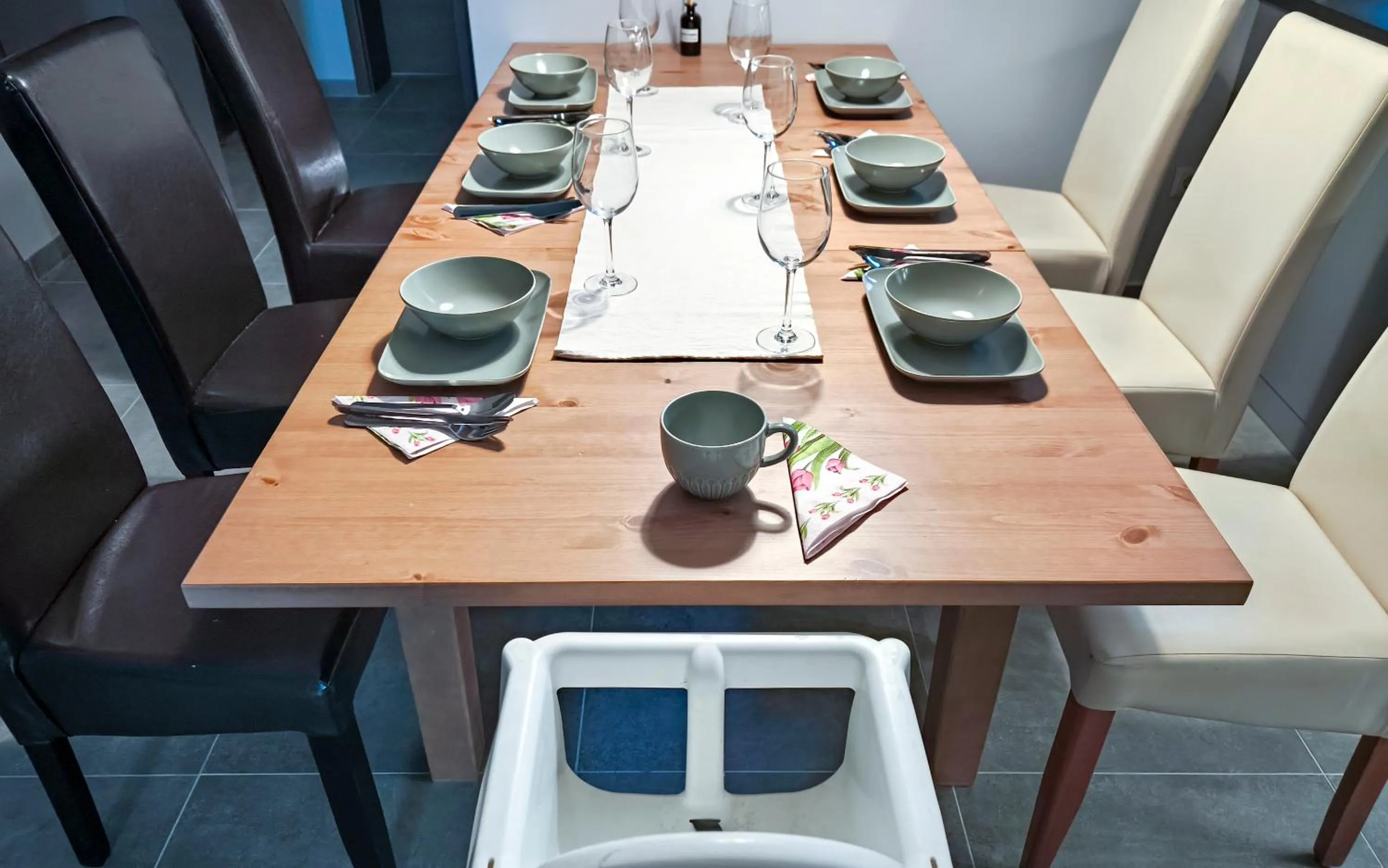 Dining area in Corvin Point Rooms and Apartments