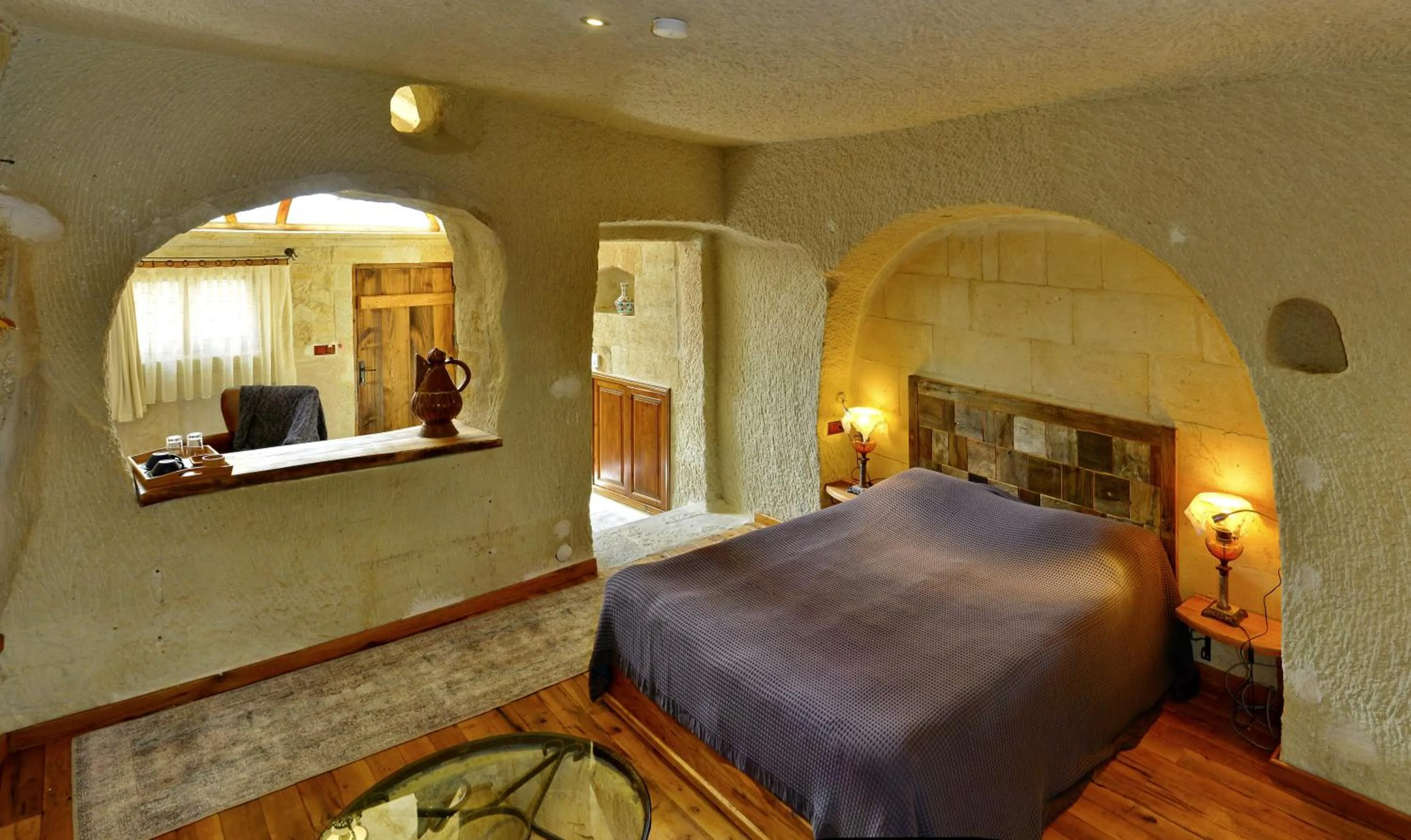 Living room, Bed in Seki Cave Hotel
