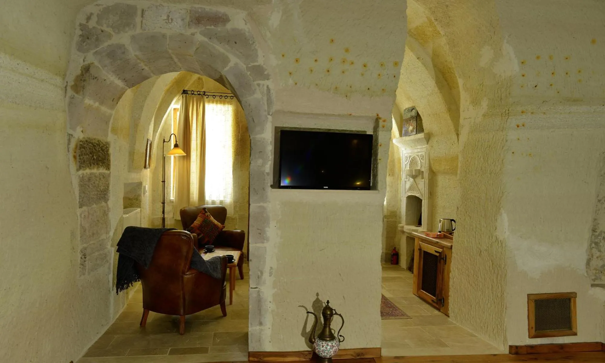 TV and multimedia in Seki Cave Hotel