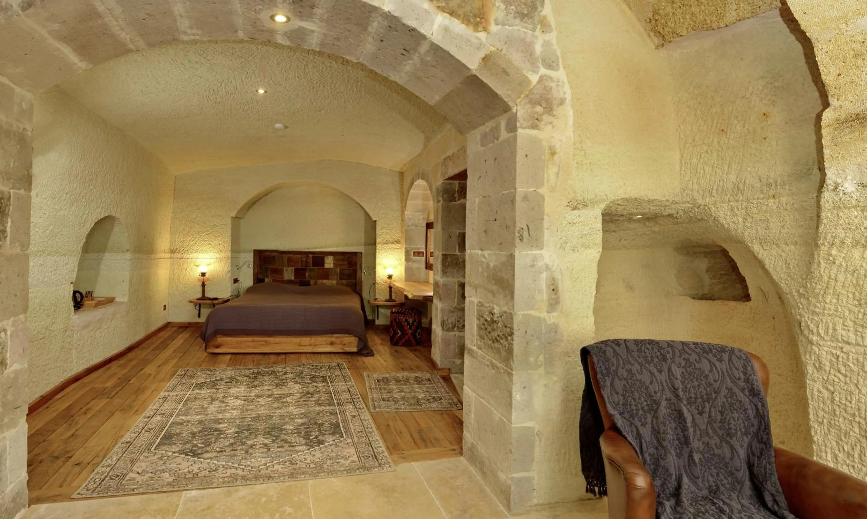 Living room, Bed in Seki Cave Hotel
