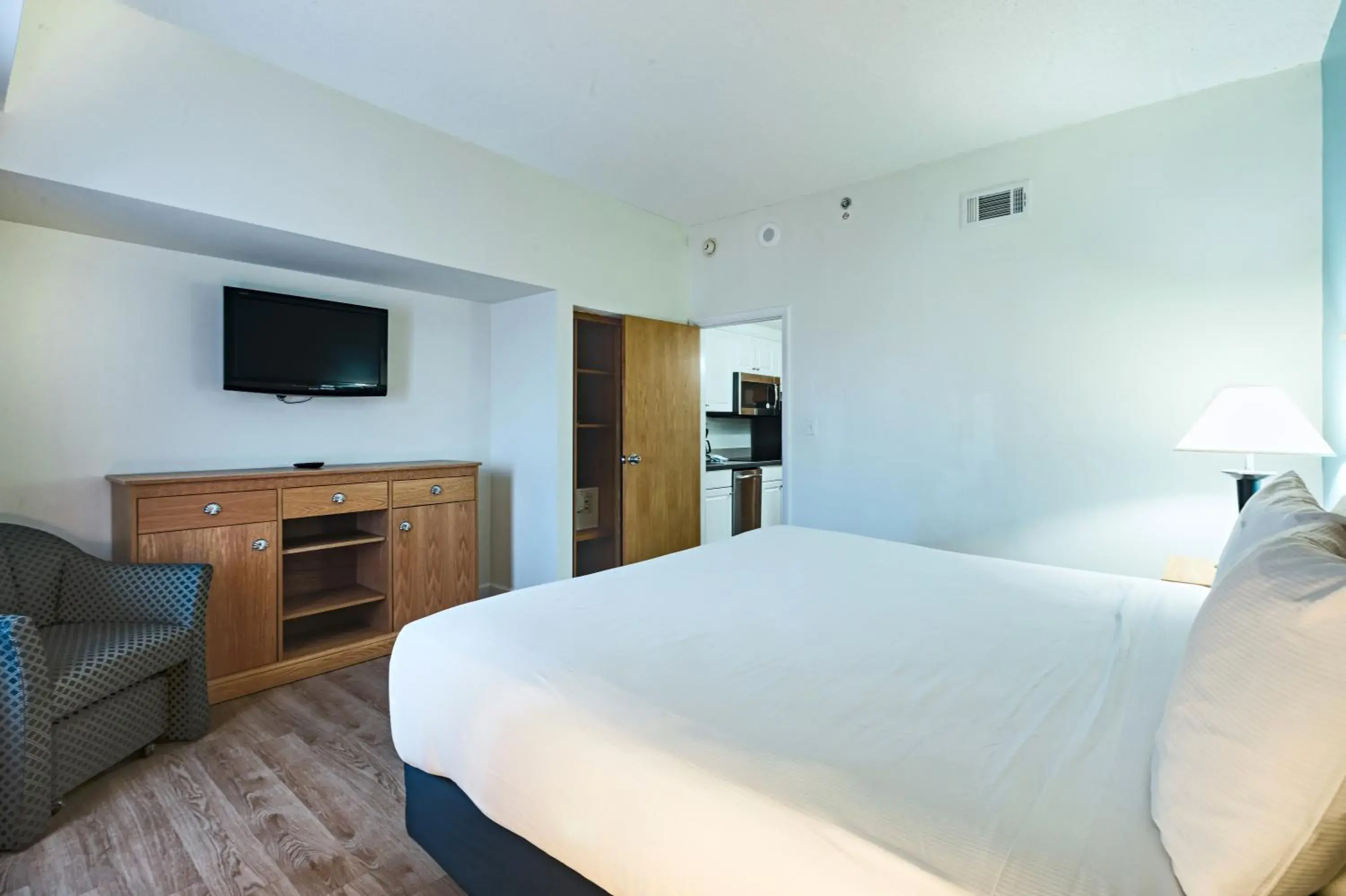 Bed in The Atrium Resort, Virginia Beach by Vacatia Bed in The Atrium Resort, Virginia Beach by Vacatia