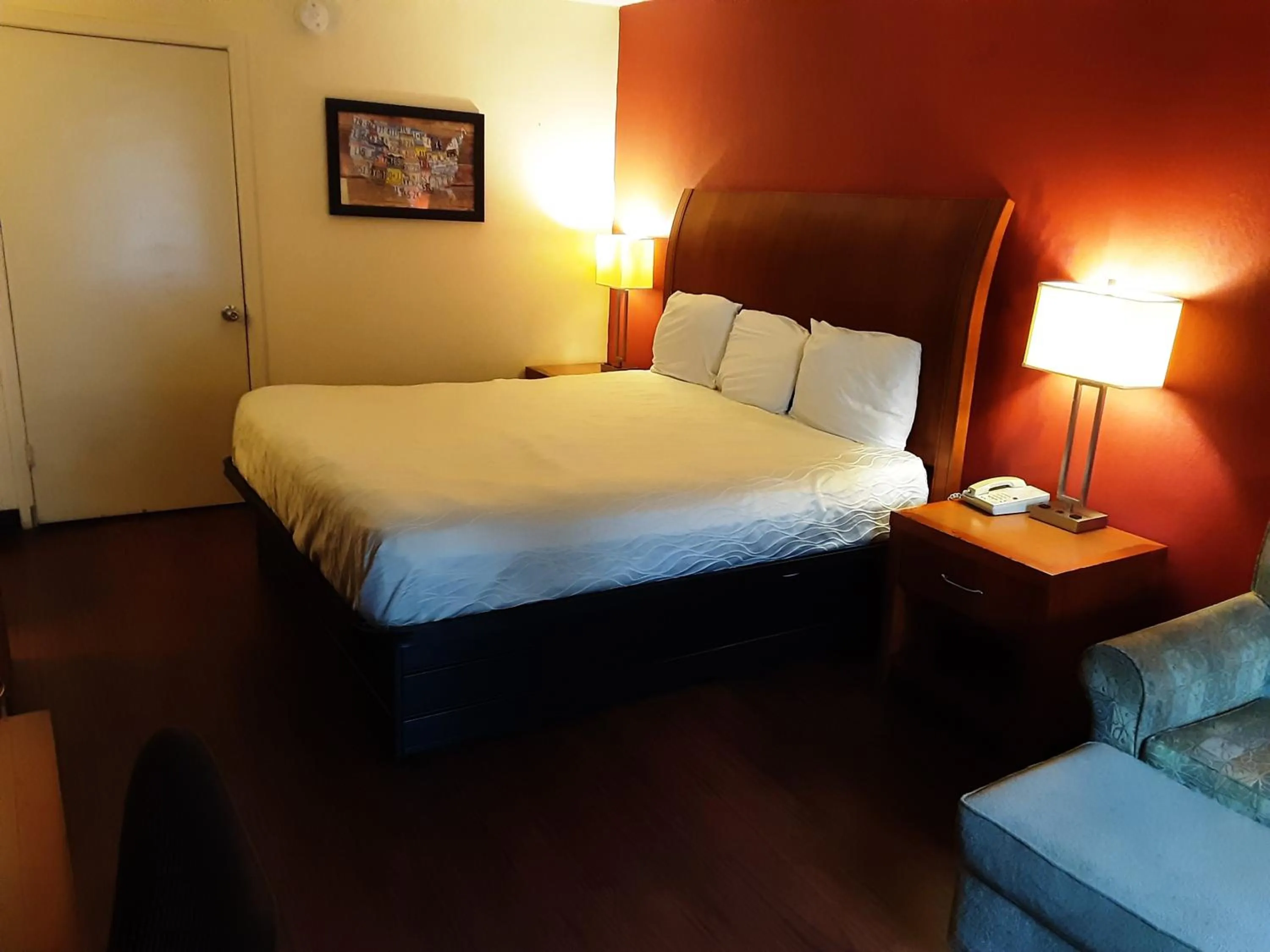 Bed in Econo Lodge Inn & Suites Griffin North