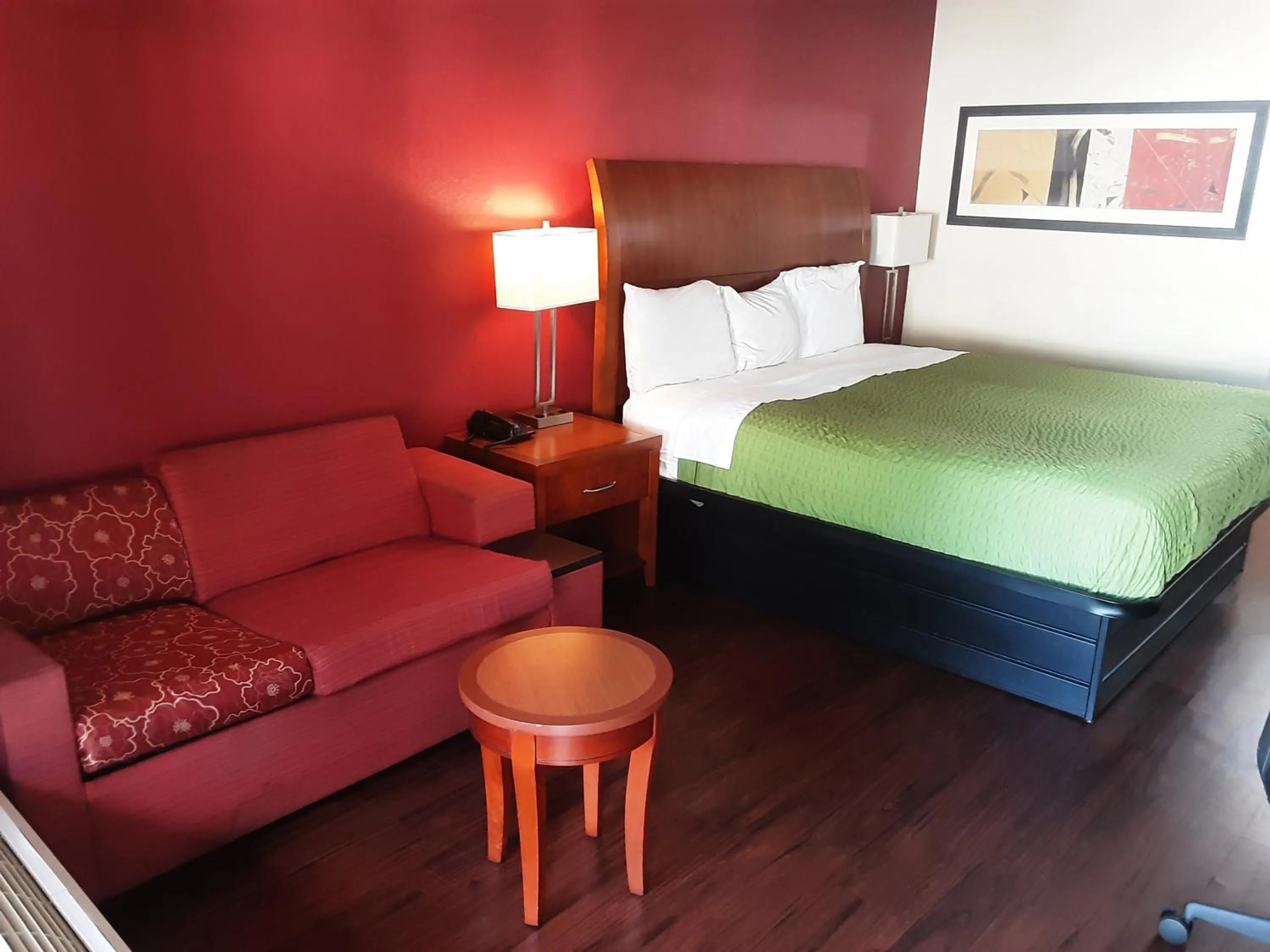 Bed in Econo Lodge Inn & Suites Griffin North