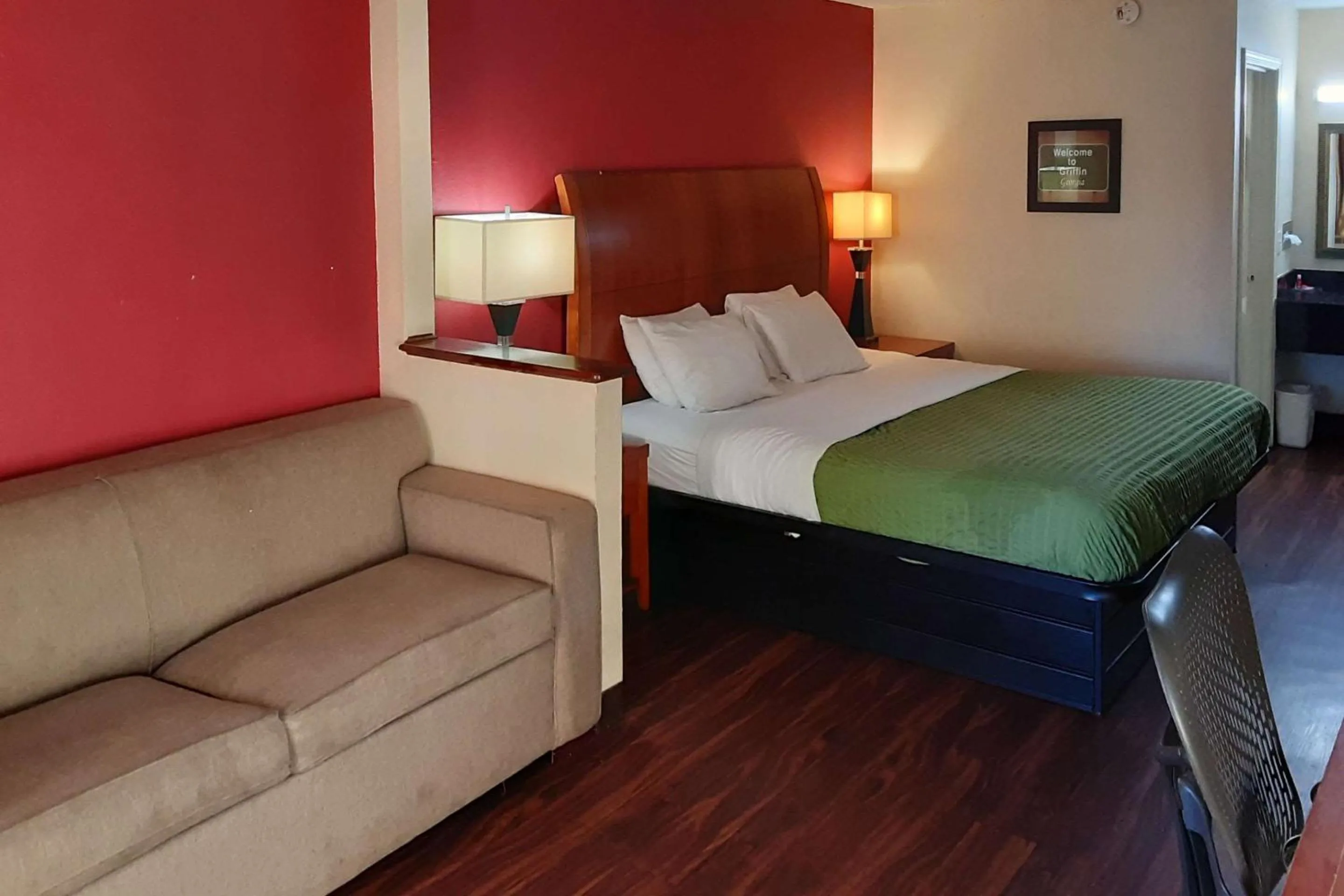 Bedroom, Bed in Econo Lodge Inn & Suites Griffin North