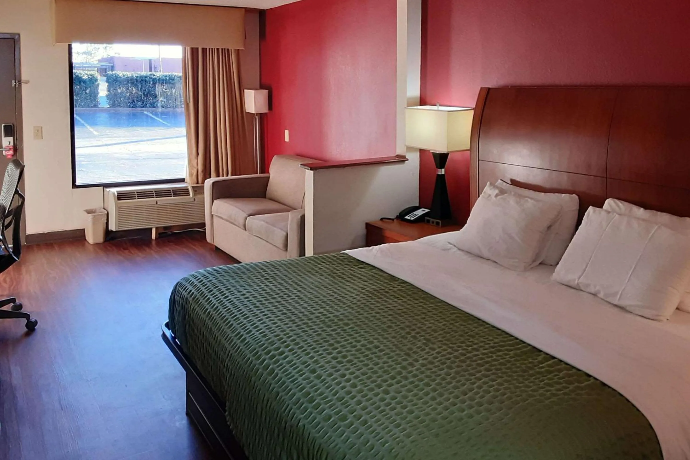 Bedroom, Bed in Econo Lodge Inn & Suites Griffin North