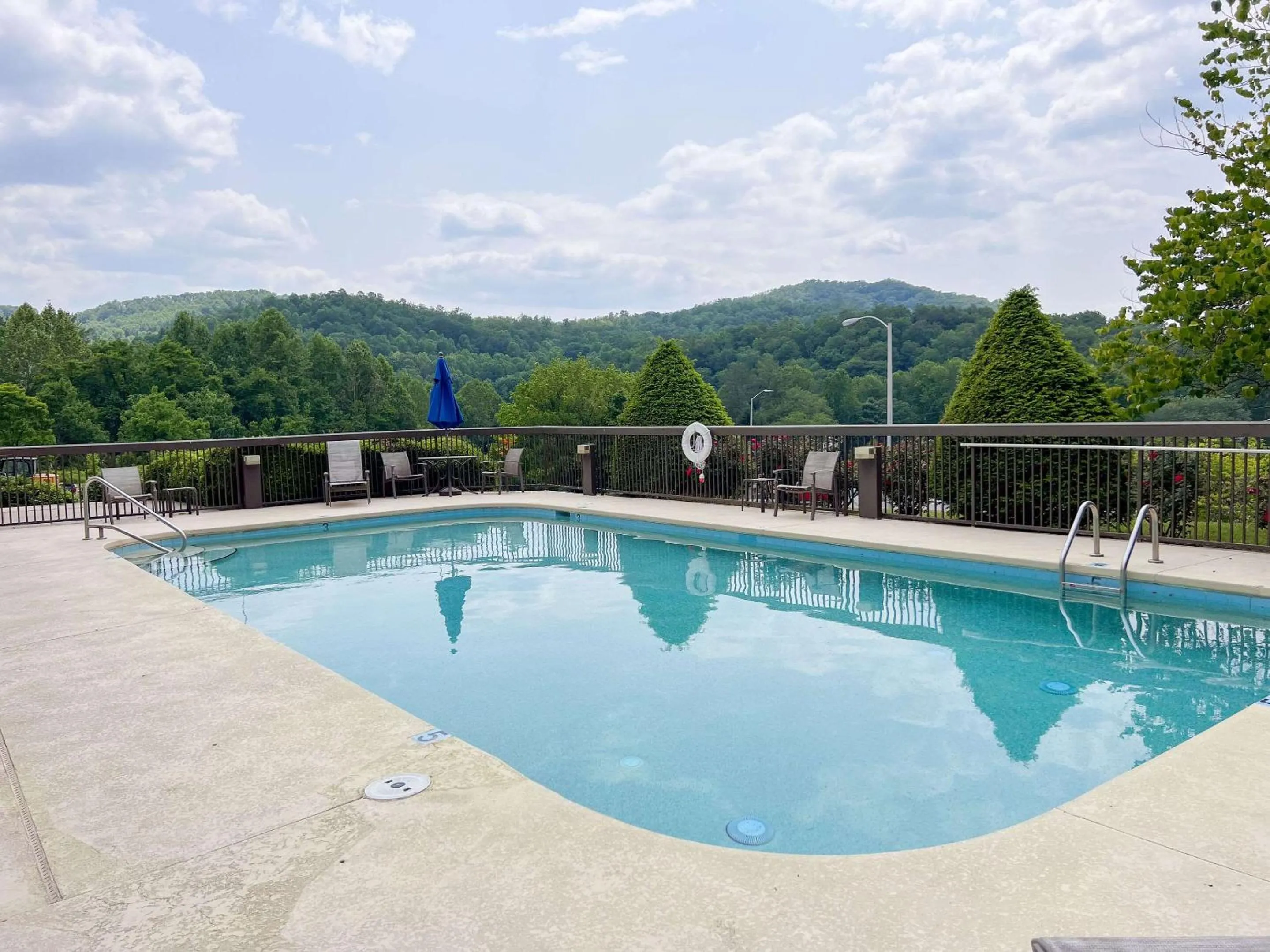 Swimming pool in Cherokee Inn