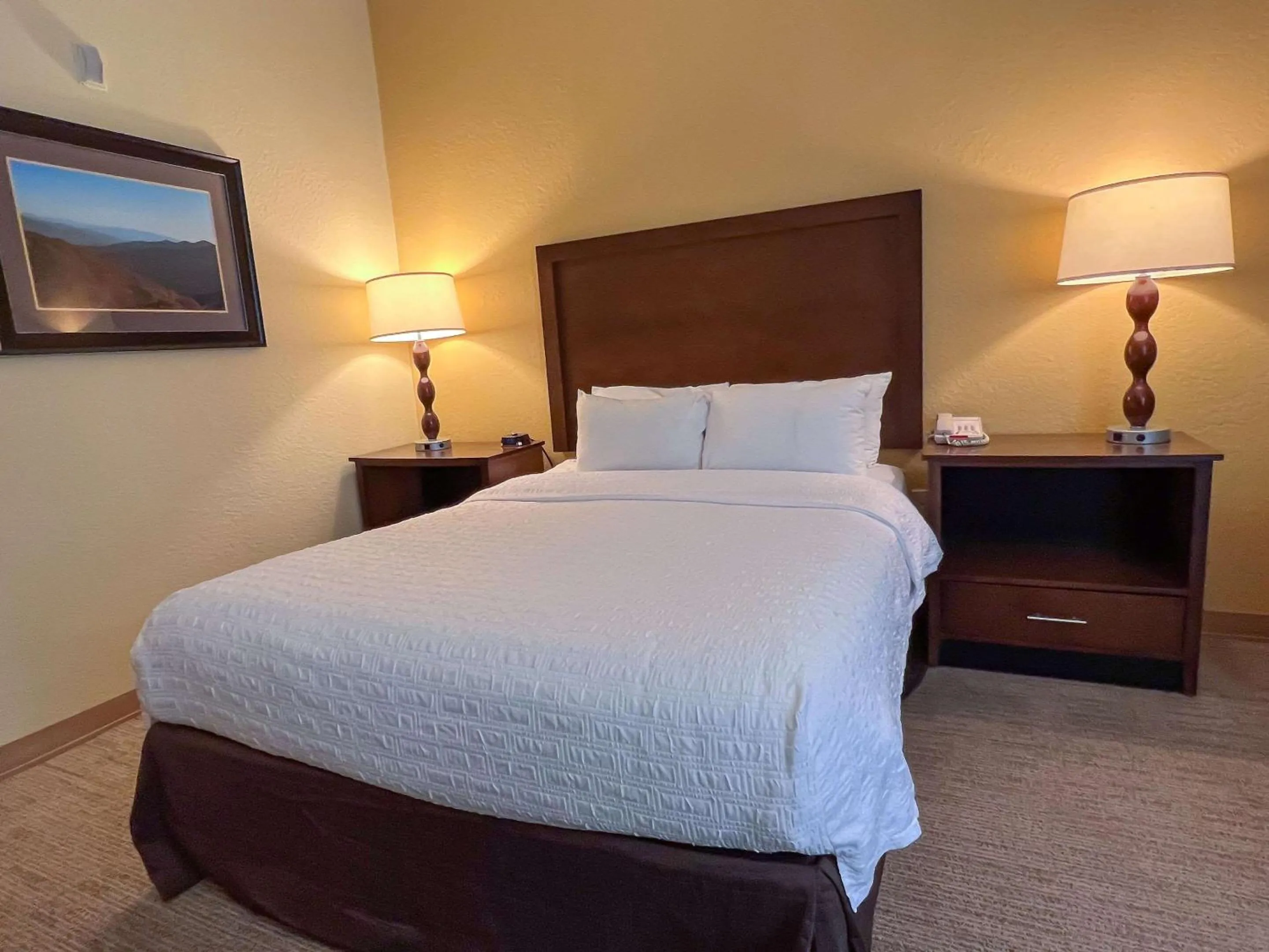 Bedroom, Bed in Cherokee Inn