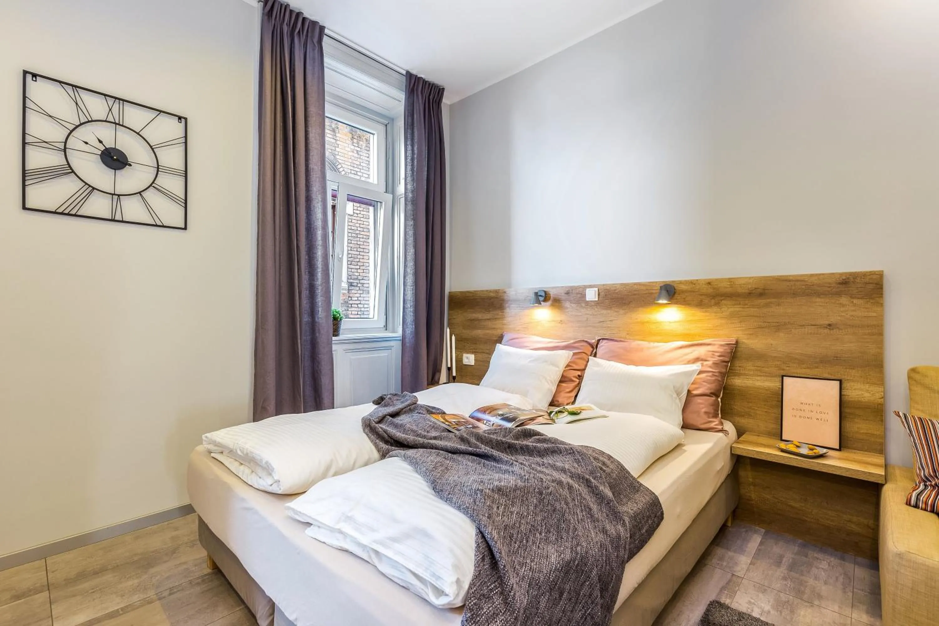 Bedroom, Bed in Number 1 Deluxe Apartments
