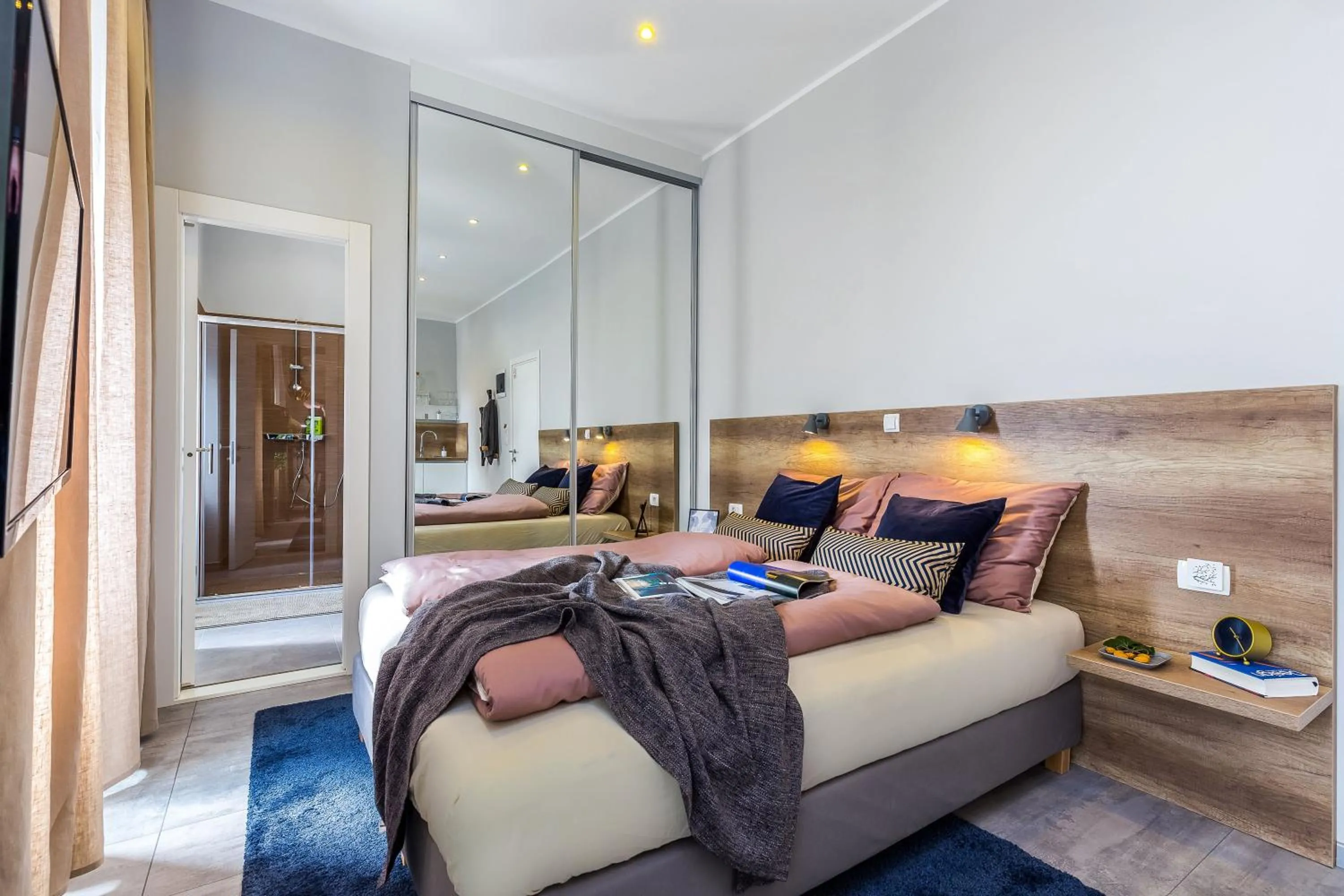 Bedroom, Bed in Number 1 Deluxe Apartments