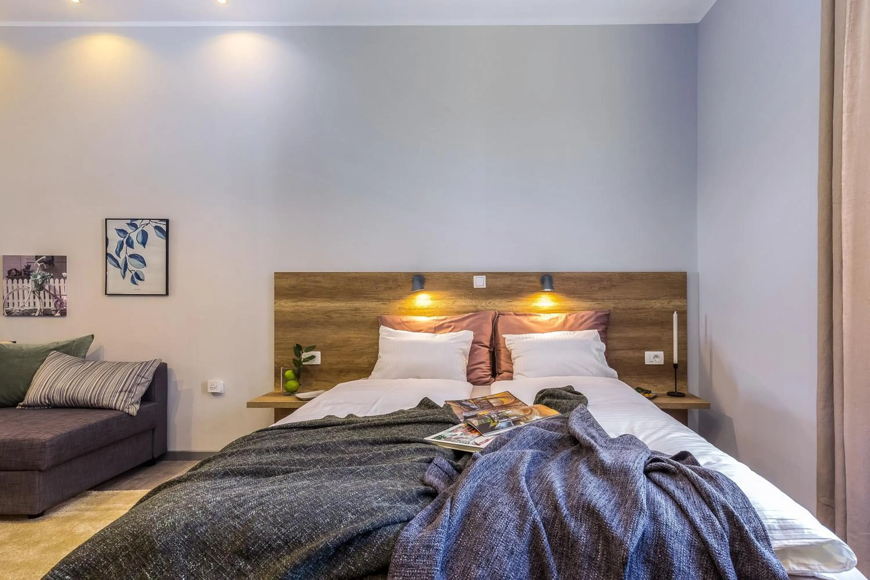 Bedroom, Bed in Number 1 Deluxe Apartments