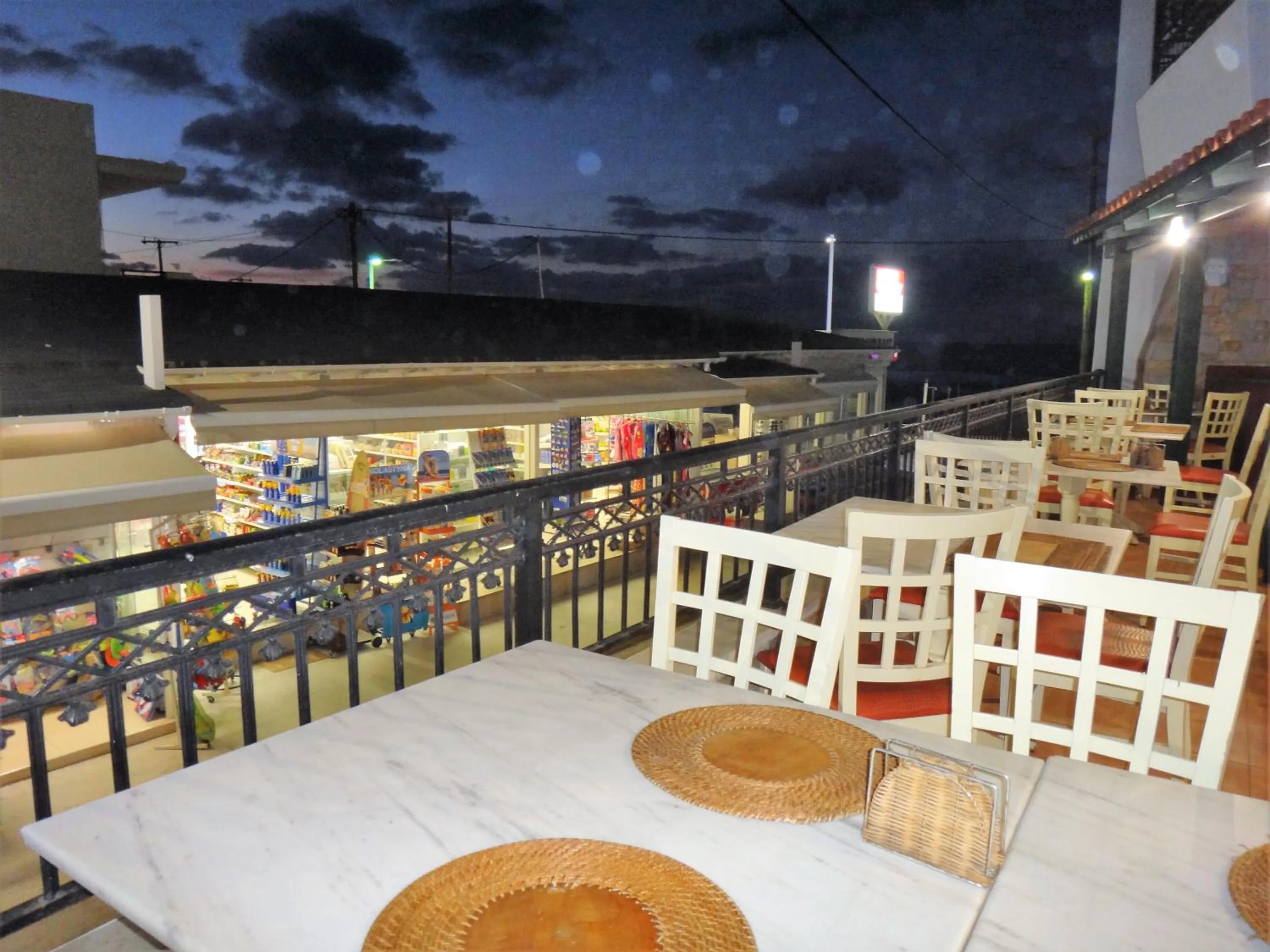 Restaurant/places to eat in Diogenis Blue Palace