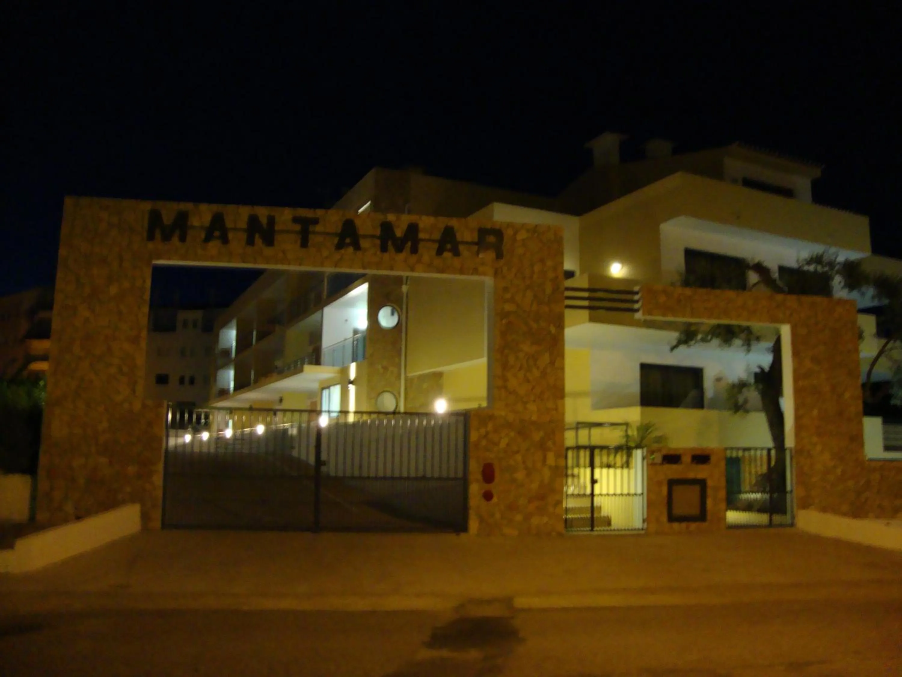 Facade/entrance in Mantamar Apartamentos