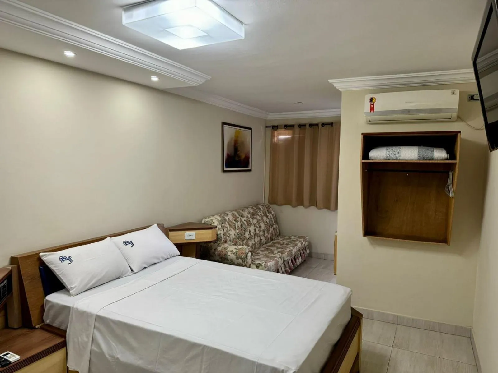 Bed in San Francisco Plazza Hotel