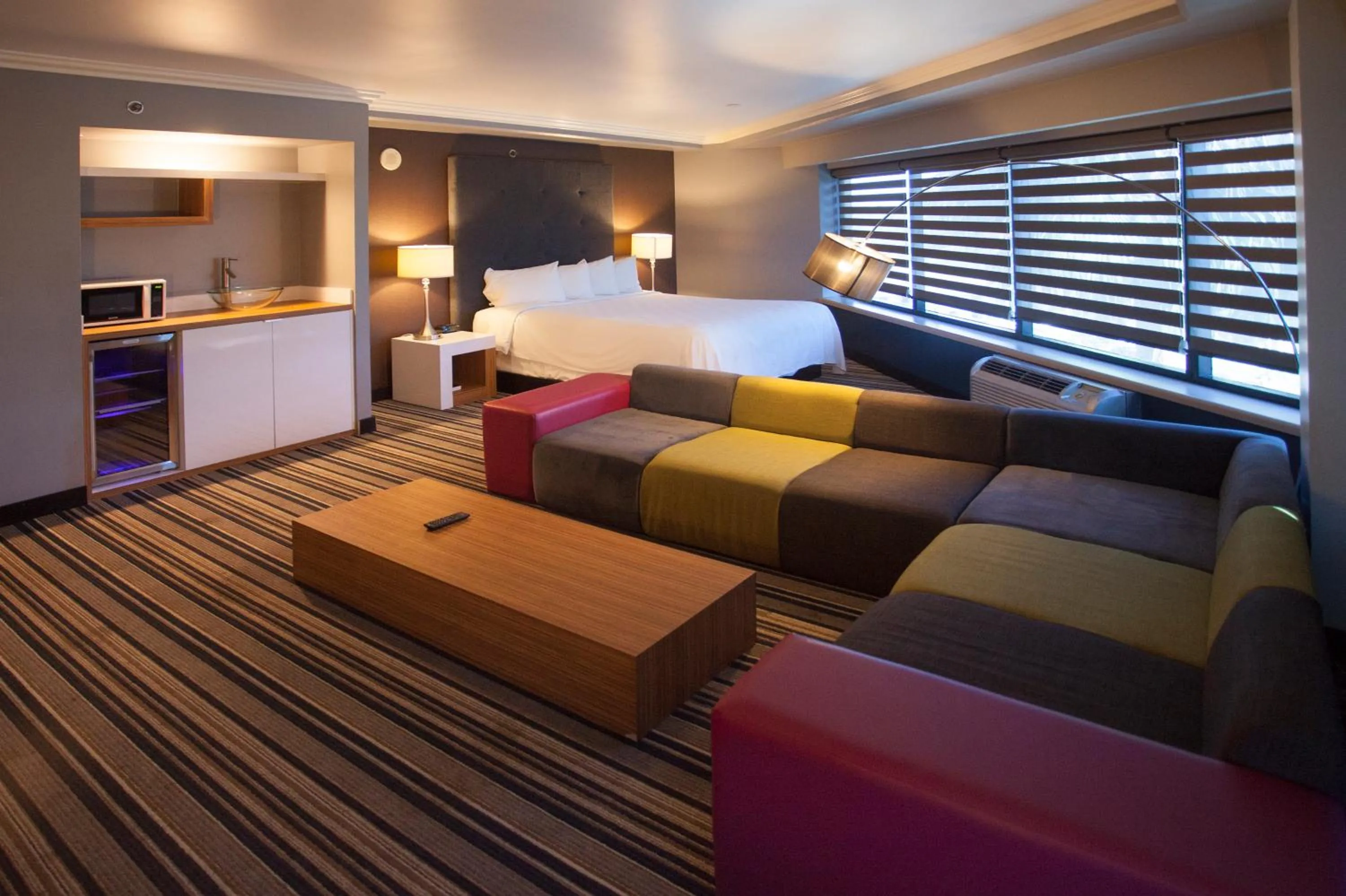 Communal lounge/ TV room, Bed in Hotel Huntington Beach