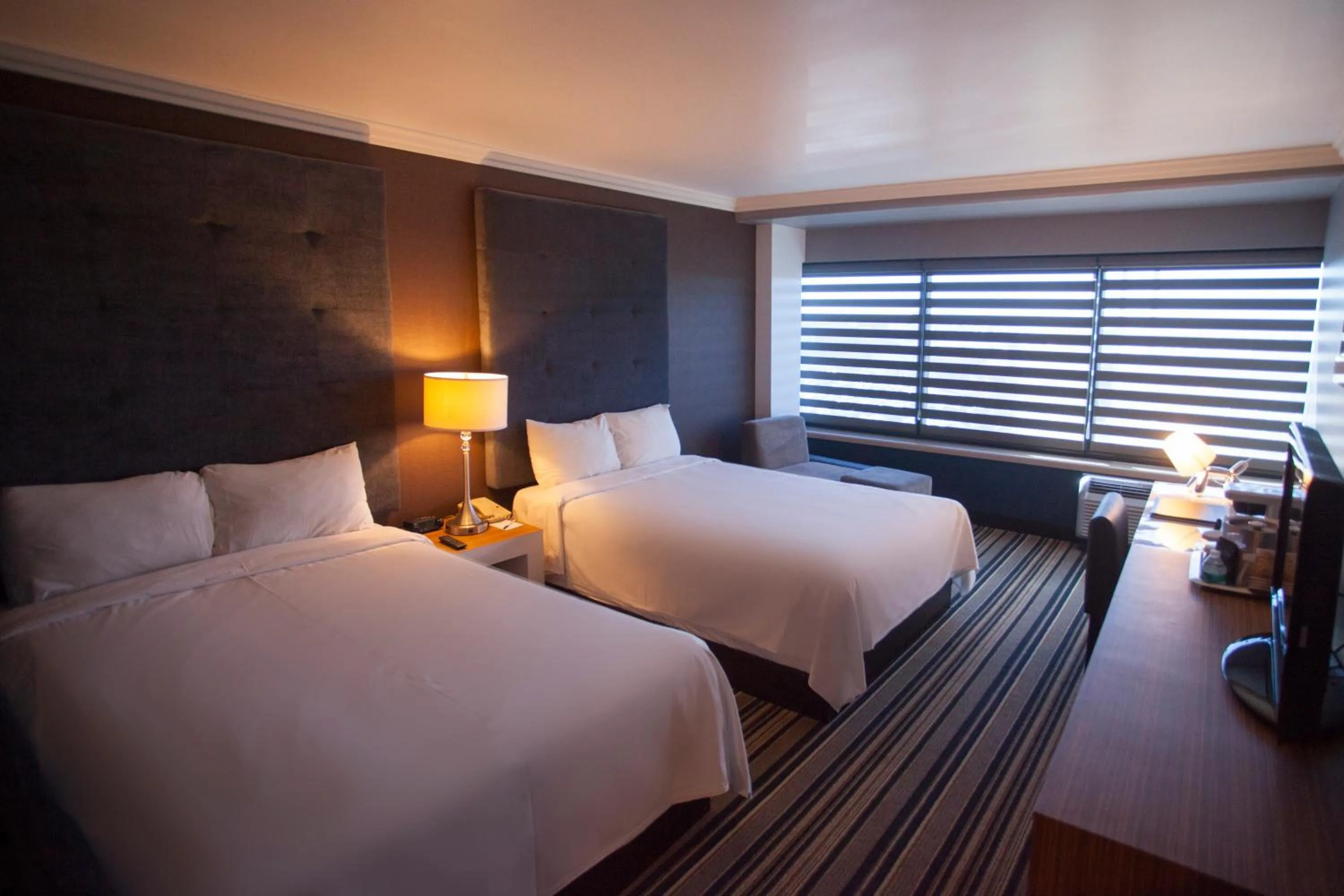 Photo of the whole room, Bed in Hotel Huntington Beach