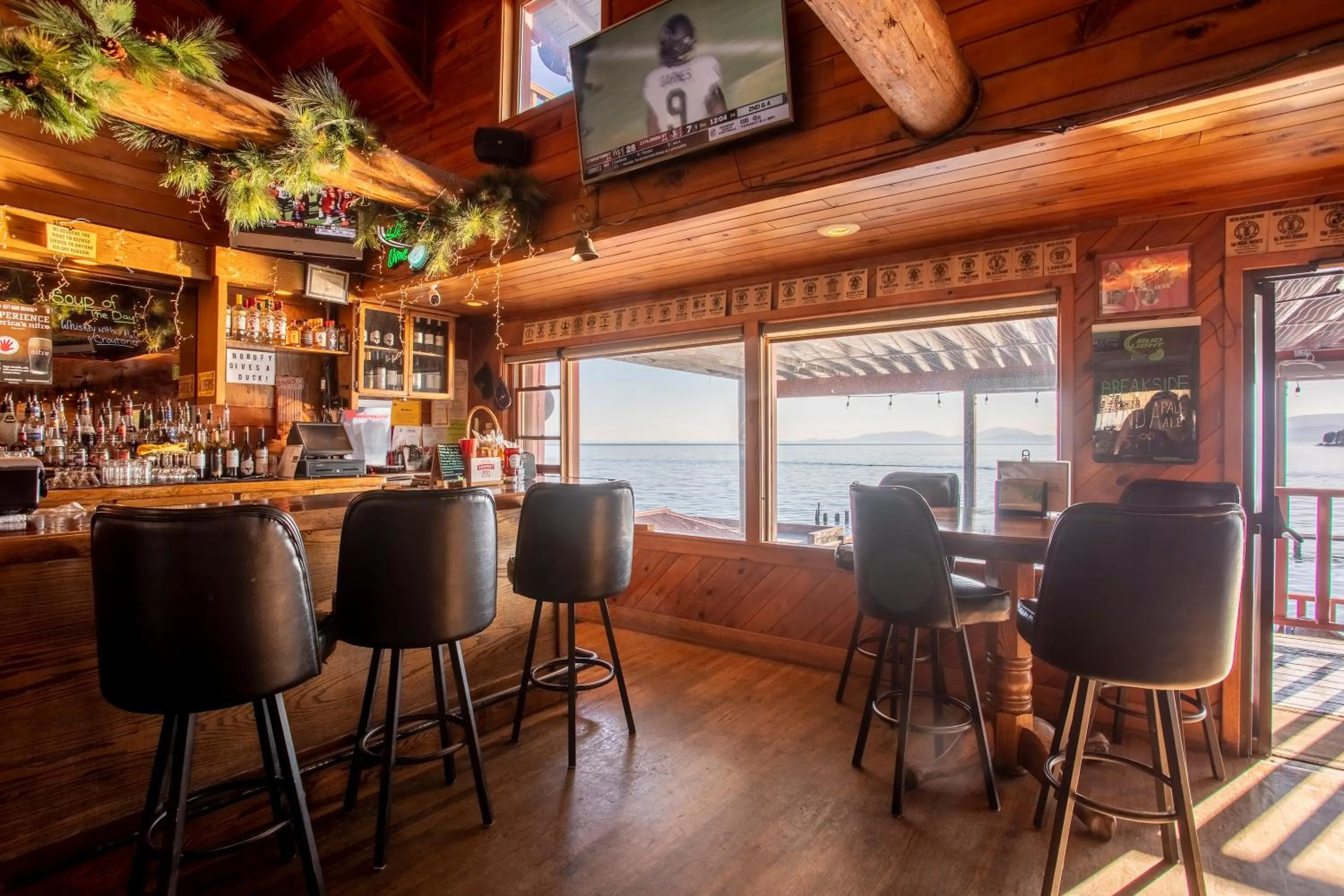 Restaurant/places to eat in The Islander Inn