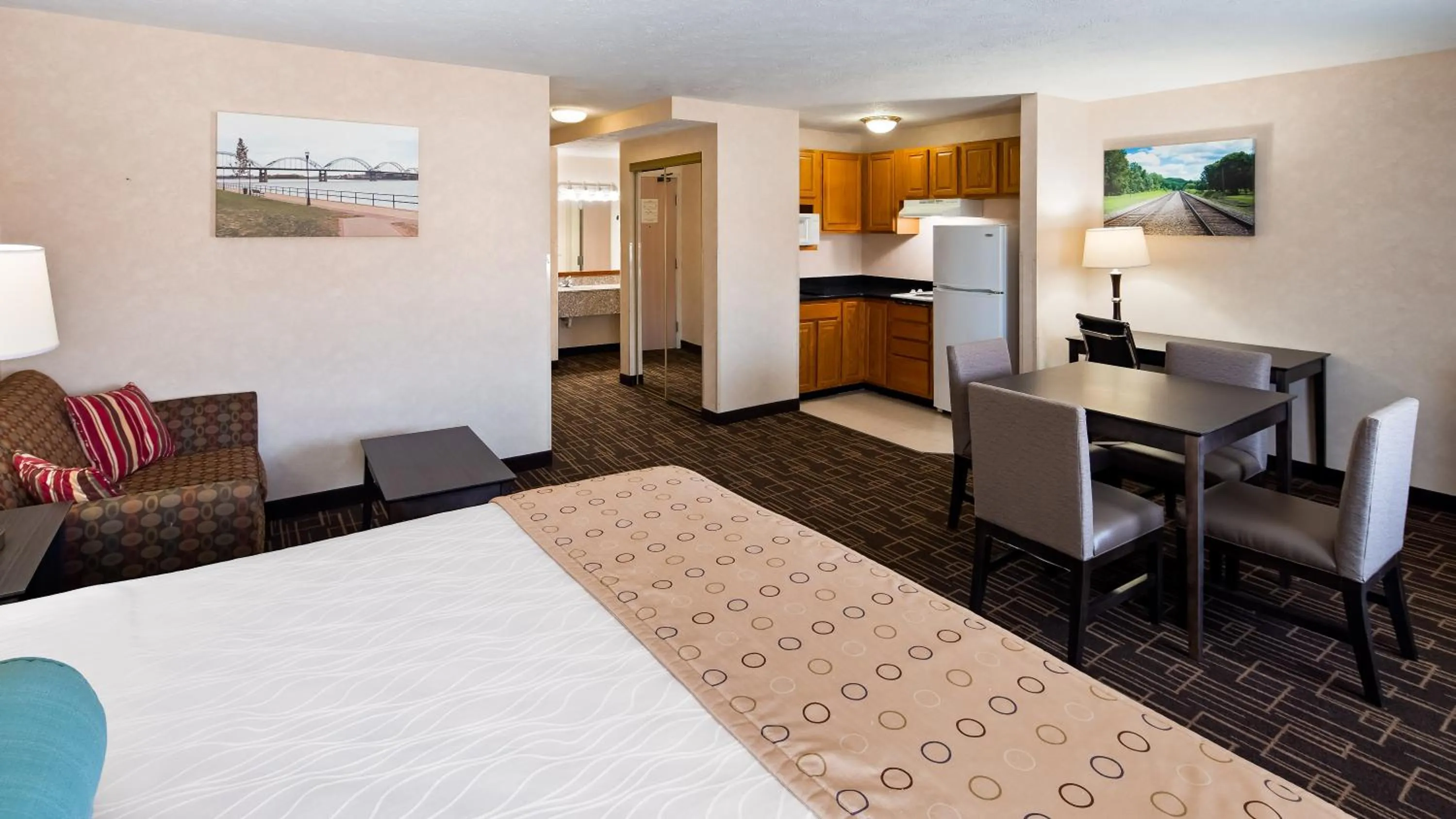 Kitchen or kitchenette, Bed in Best Western Airport Inn