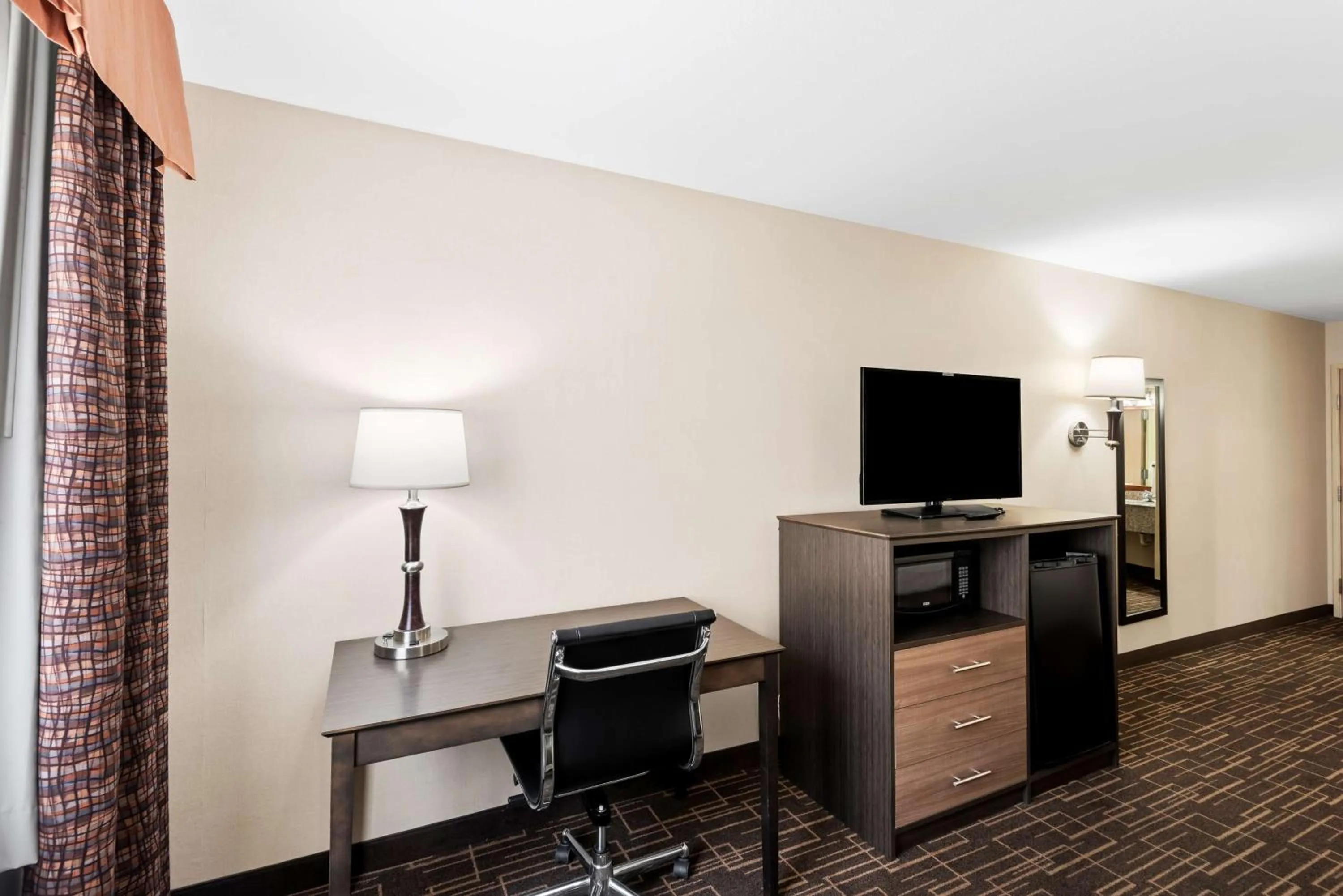 Bedroom in Best Western Airport Inn