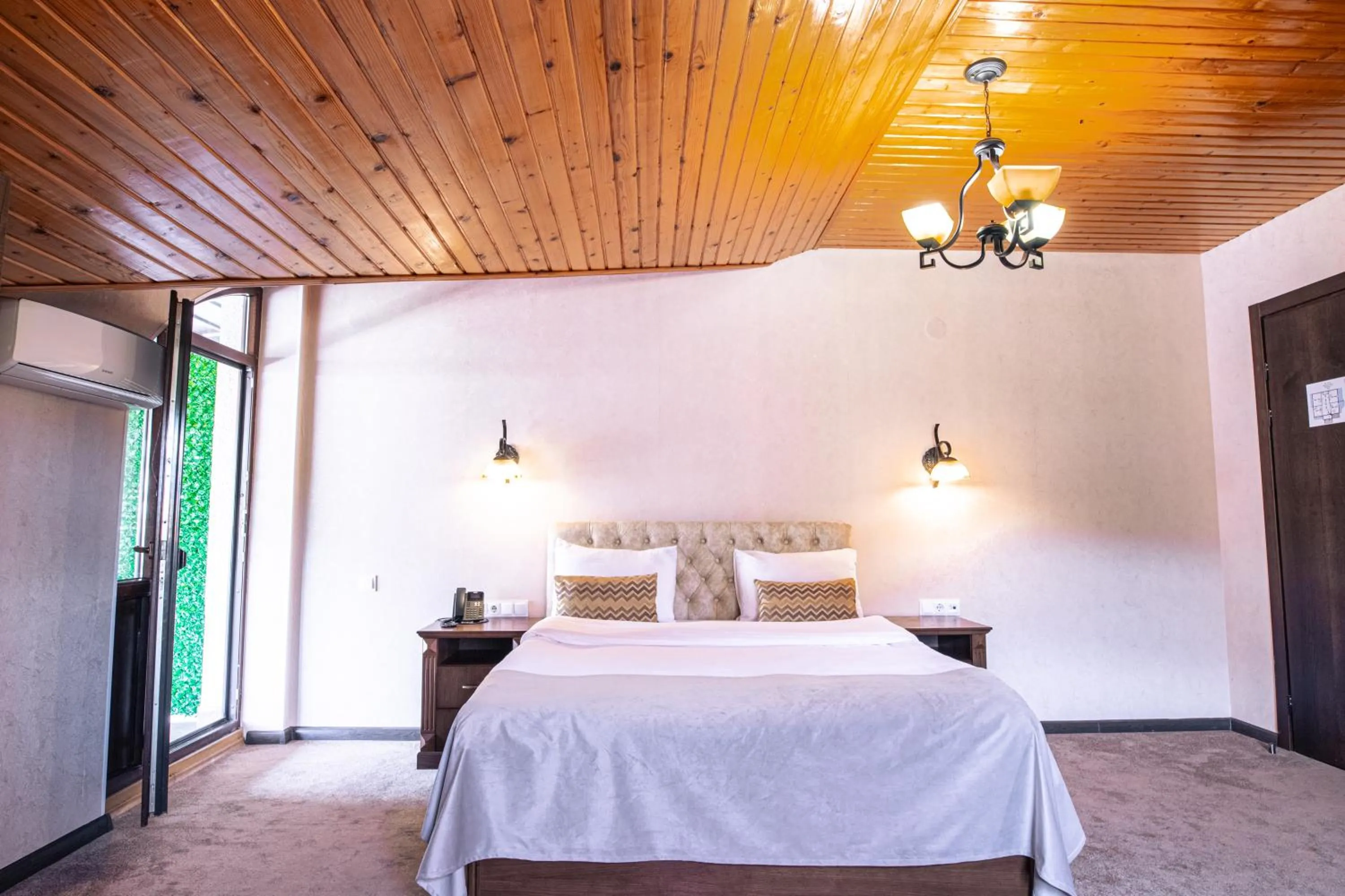 Bed in Hotel Imperial House