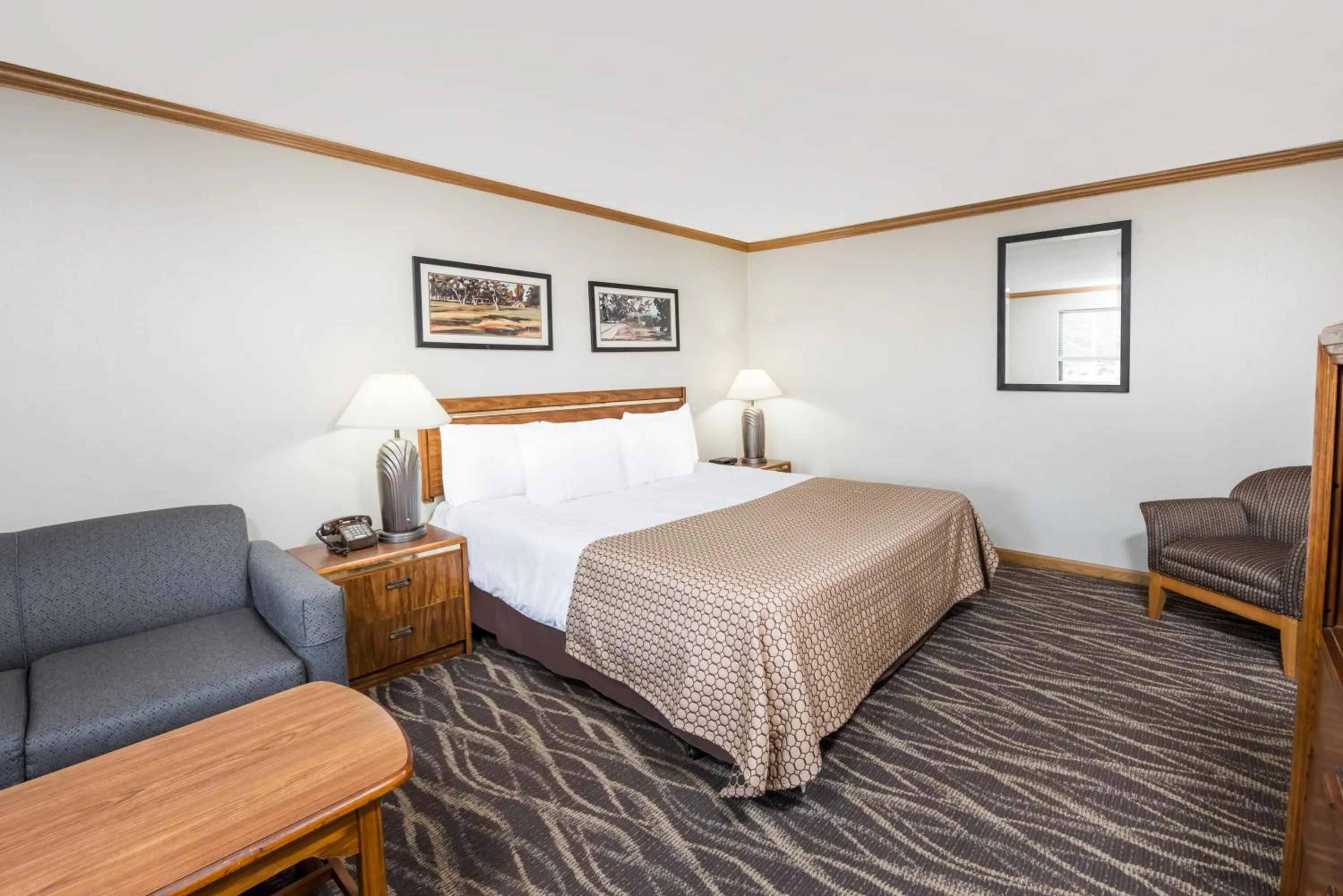 Photo of the whole room, Bed in Knights Inn Jacksonville