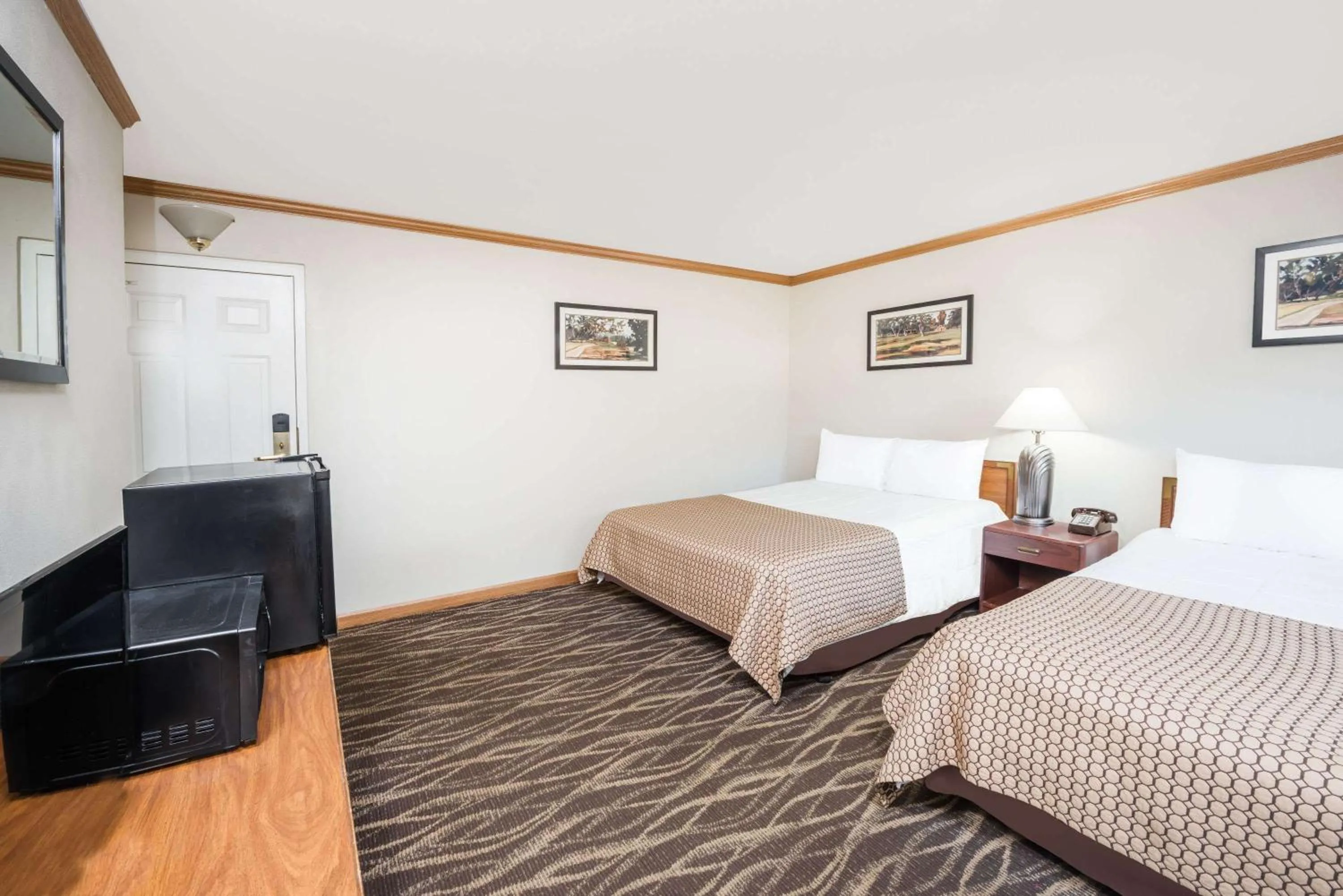 Photo of the whole room, Bed in Knights Inn Jacksonville