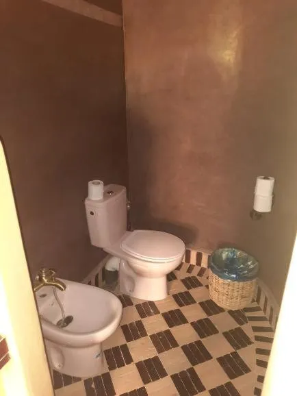 Toilet in Maison Merzouga Guest House