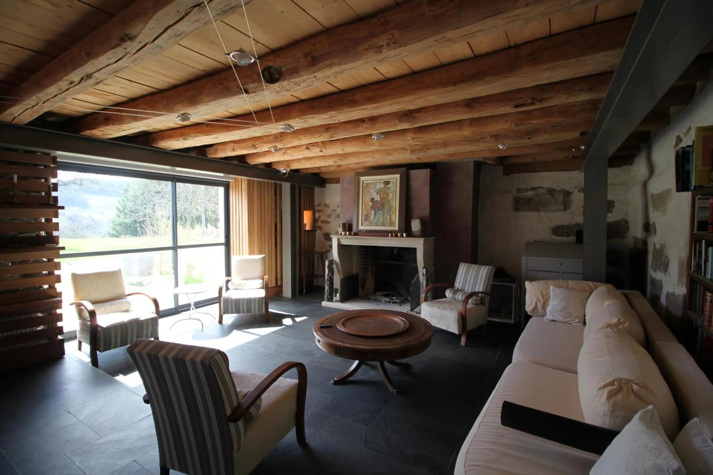 Lounge or bar in La Colline Du Baa - Maison d'hôtes d'exception