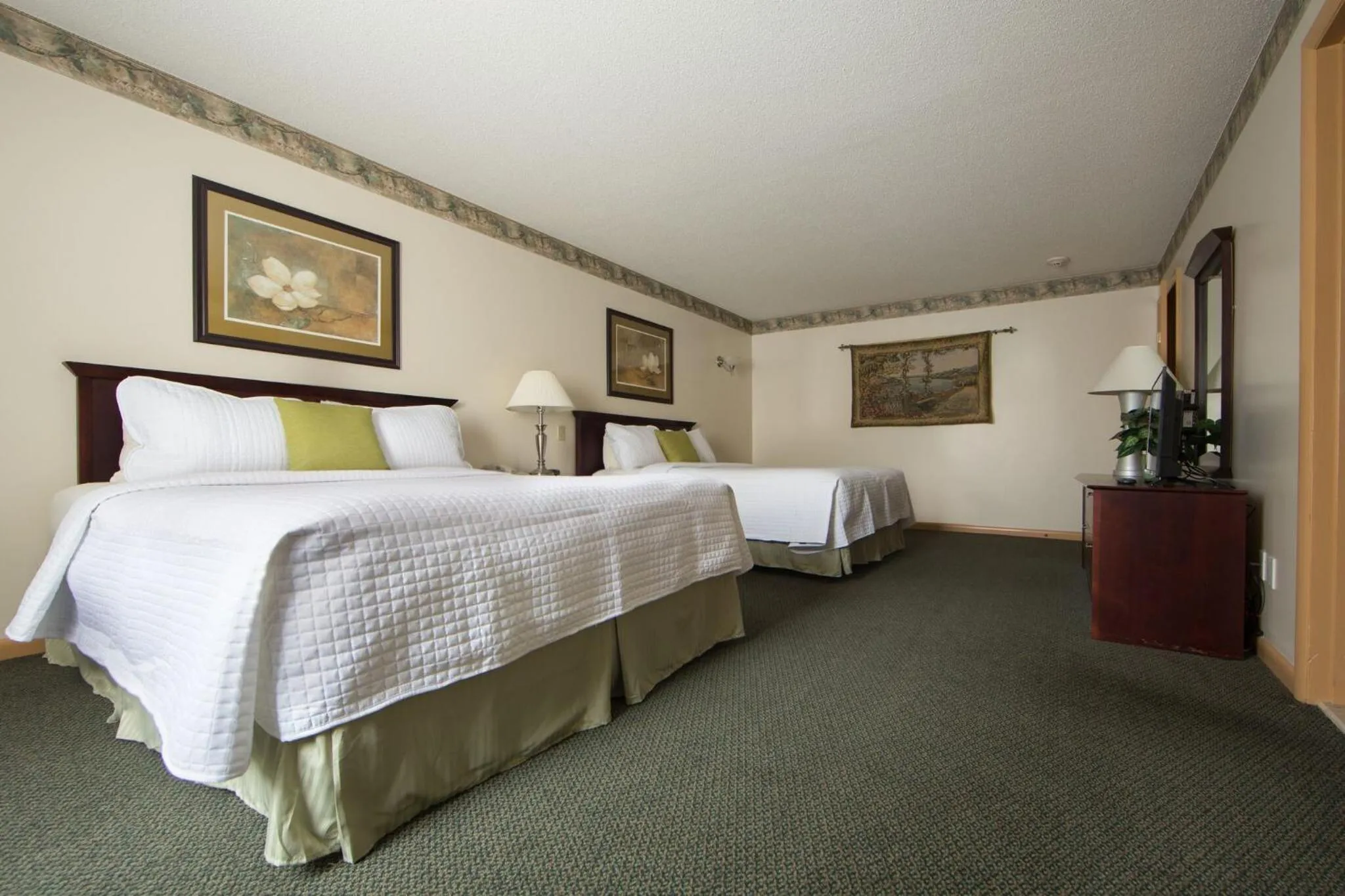 Bed in Villa Roma Resort and Conference Center