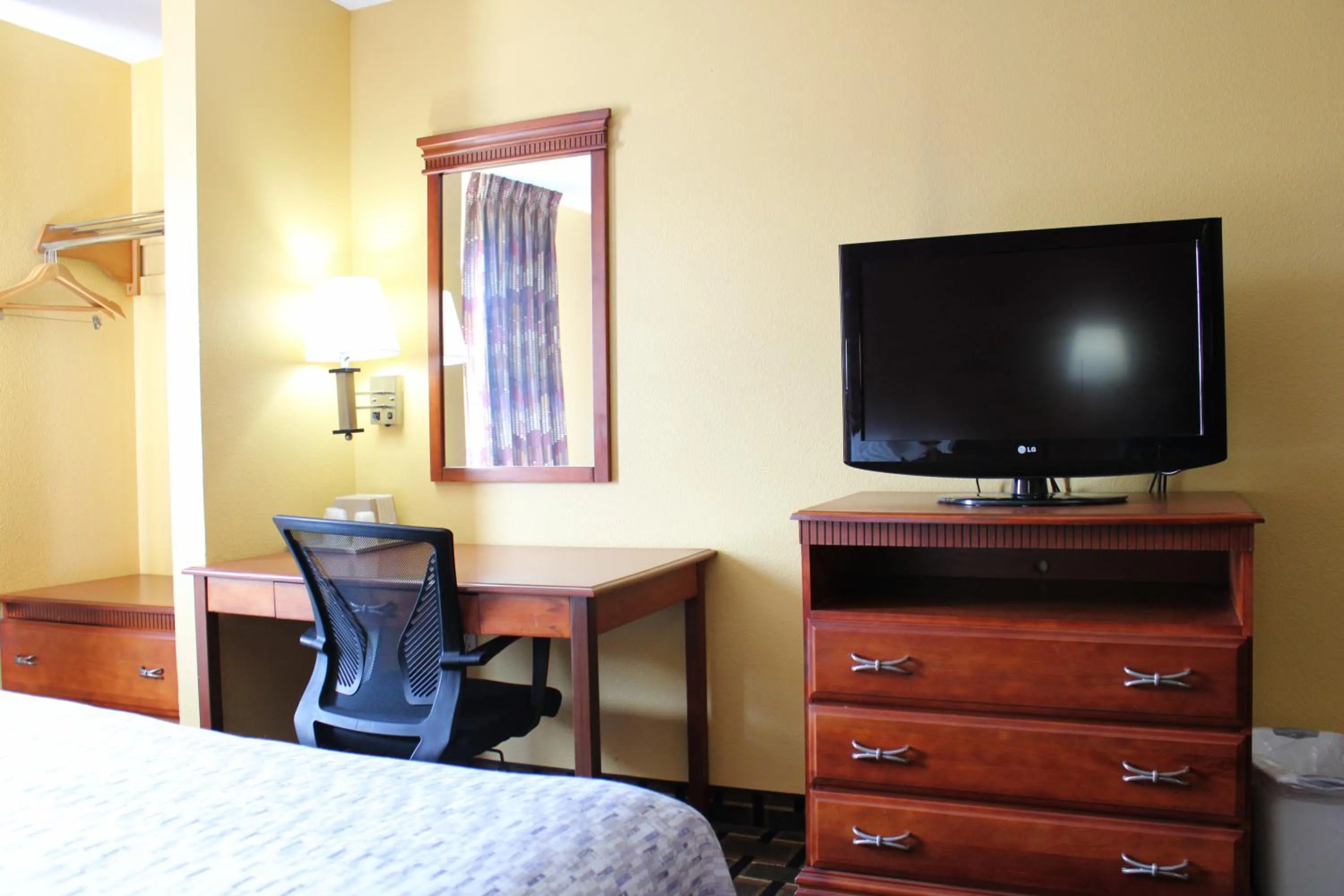 TV and multimedia, Bed in HomeTown Inn & Suites