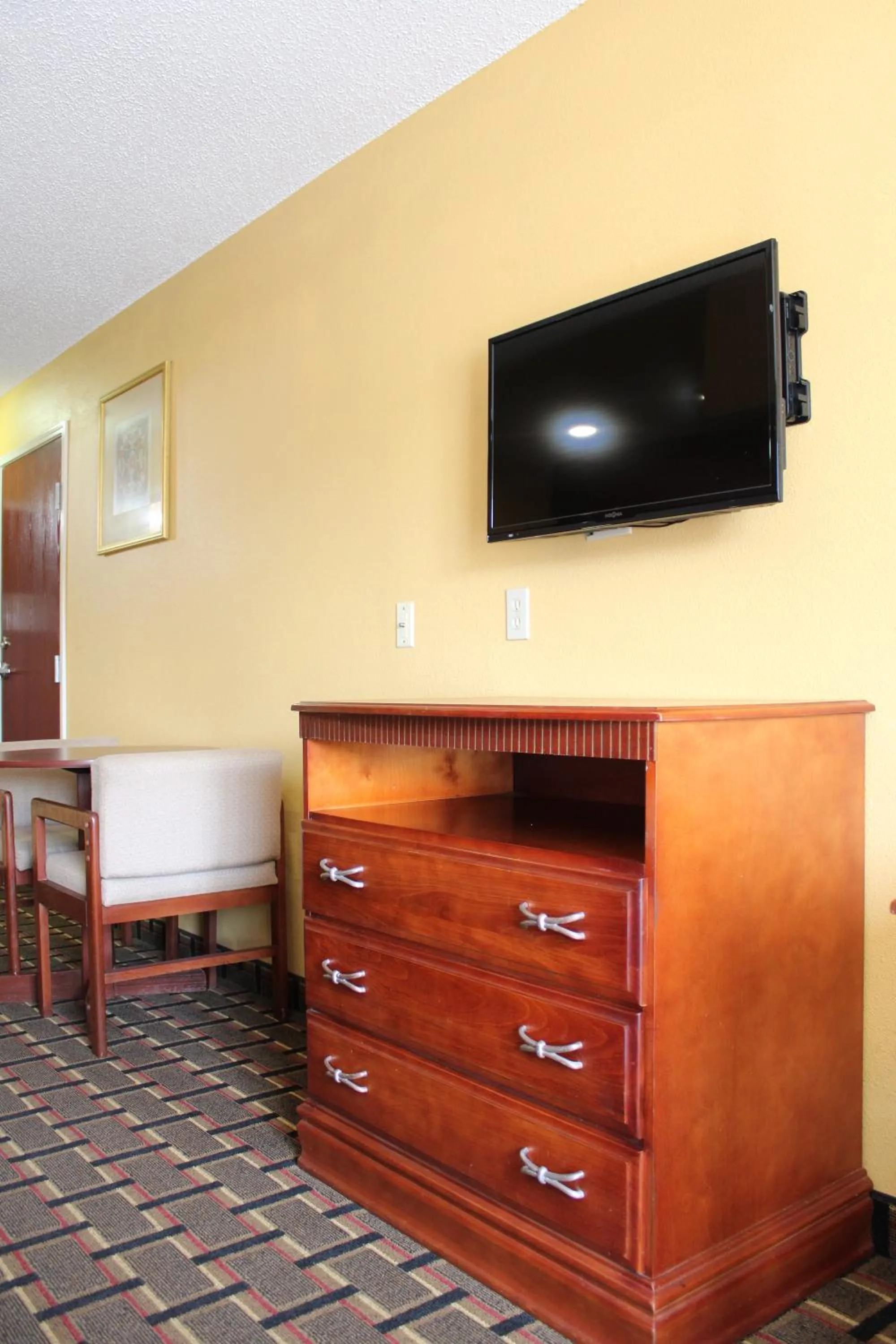TV and multimedia, Bed in HomeTown Inn & Suites