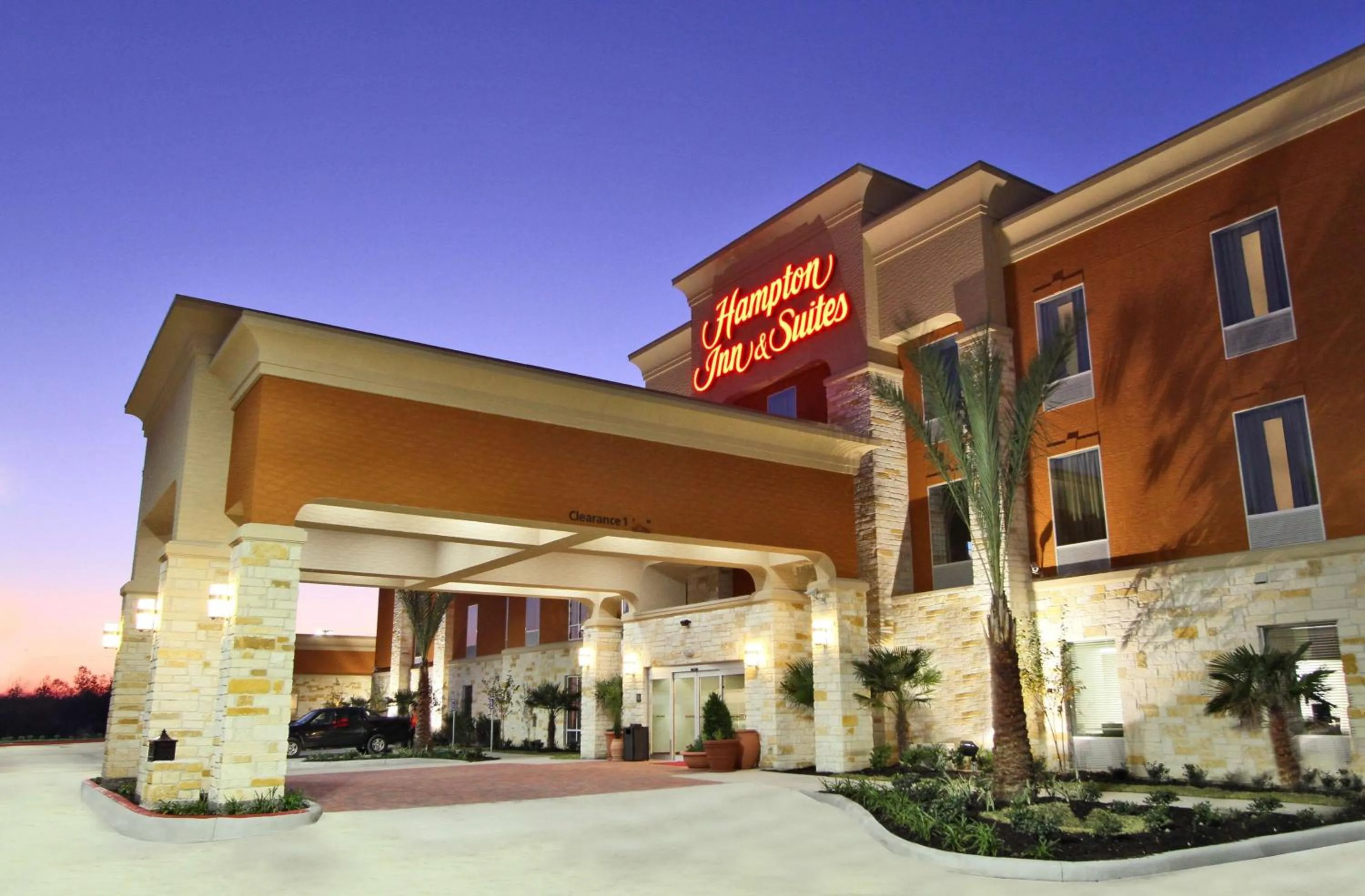 Property building in Hampton Inn & Suites Winnie