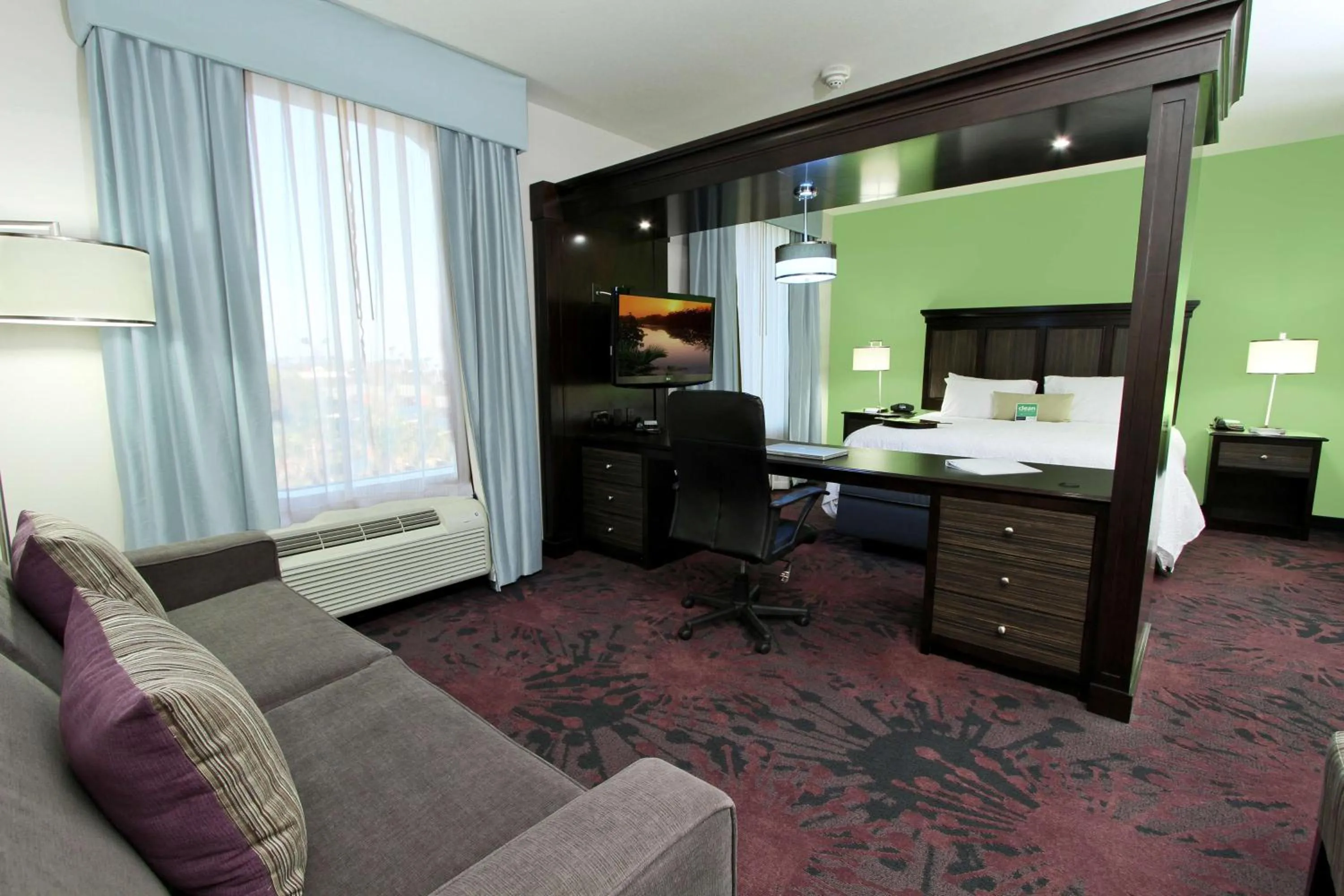 Living room, Bed in Hampton Inn & Suites Winnie
