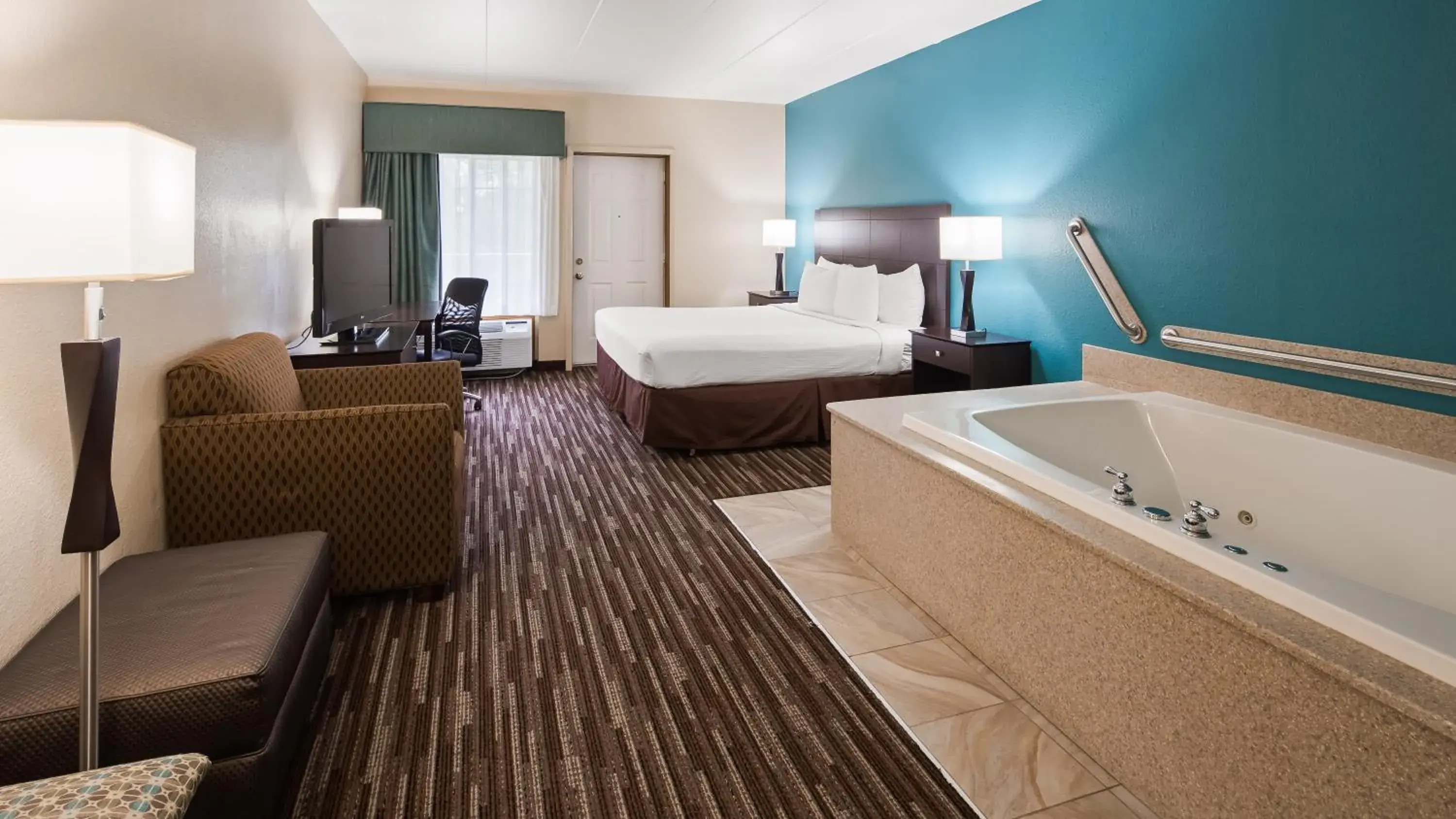 King Room with Mobility Accessible Whirlpool in Best Western Galena Inn & Suites King Room with Mobility Accessible Whirlpool in Best Western Galena Inn & Suites