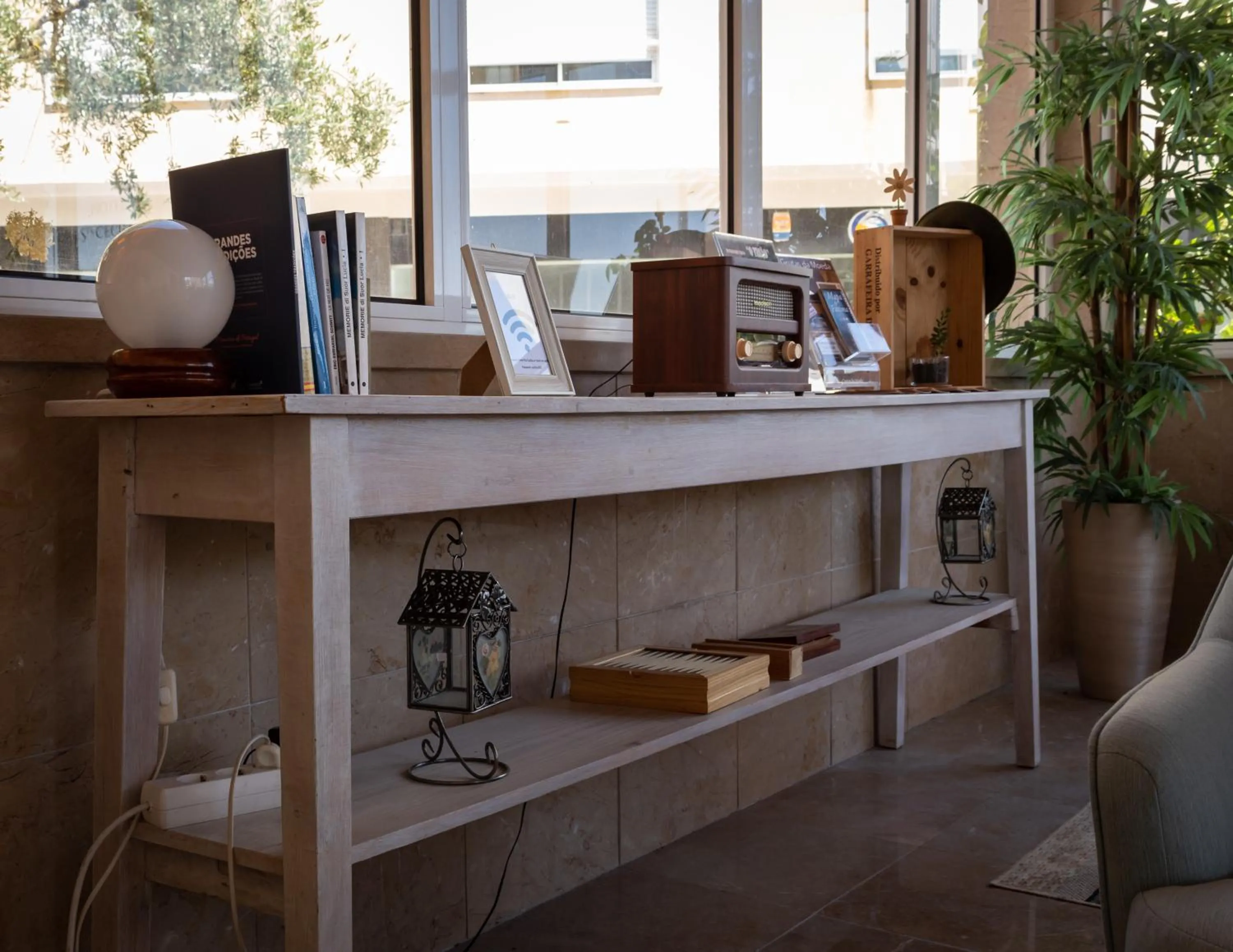 Communal lounge/ TV room in Hotel Santa Cecília