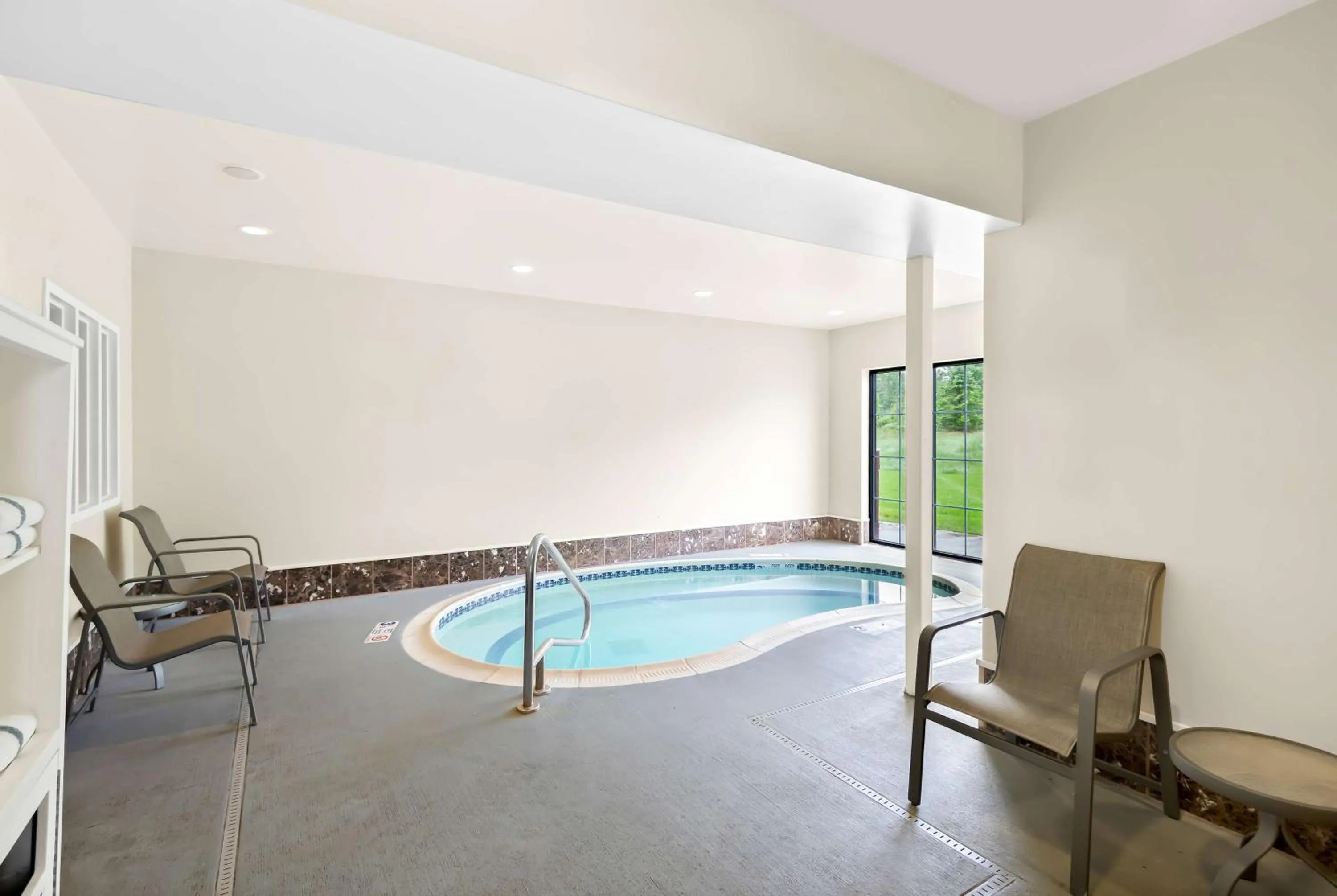 Pool view in Best Western Palmyra Inn & Suites